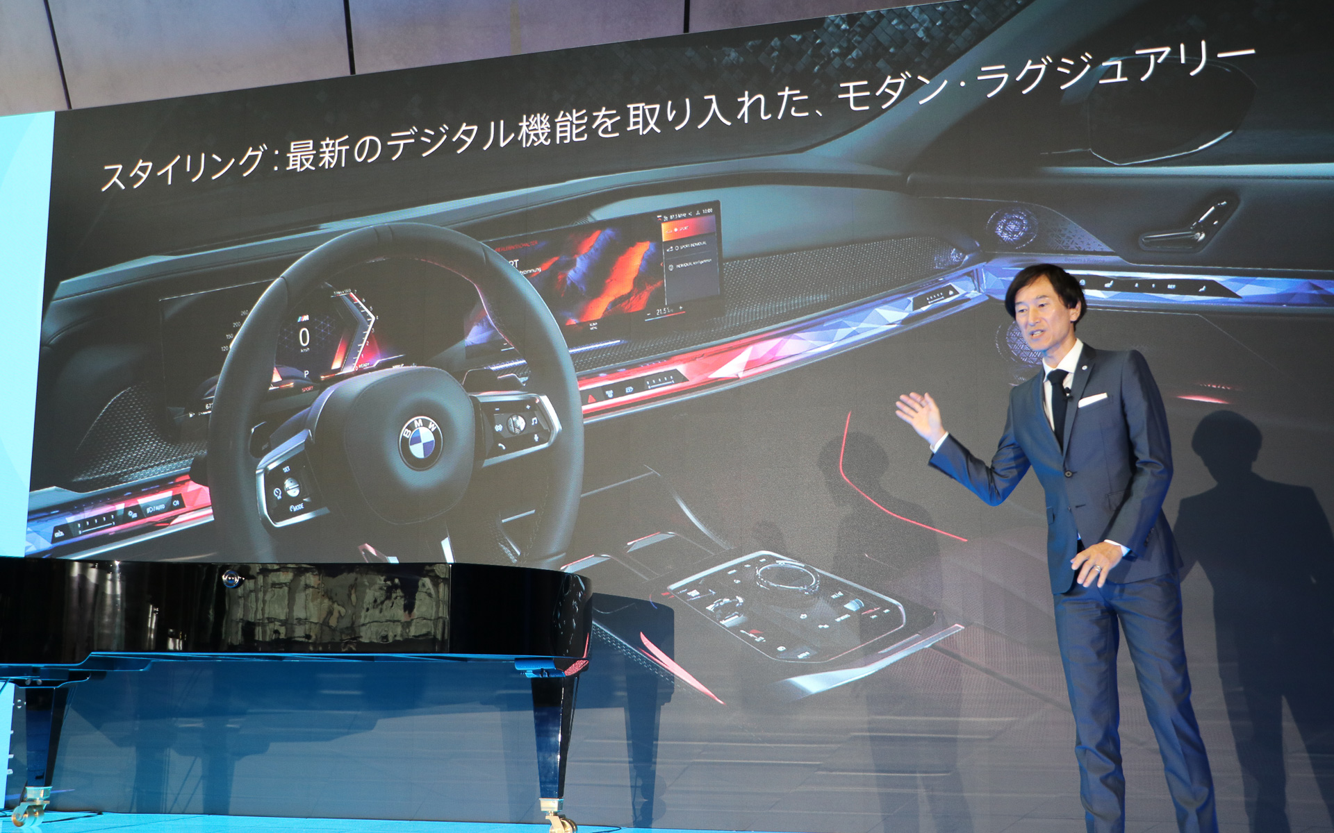 センターパネルのアンビエントバーは自動的にカラフルに発光するという