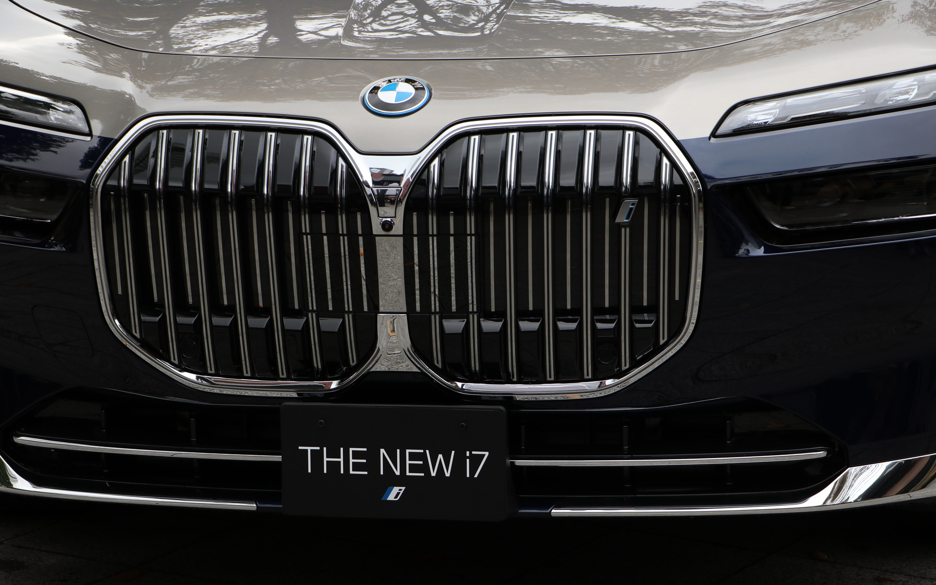 周囲にLEDライトを搭載している新キドニーグリル