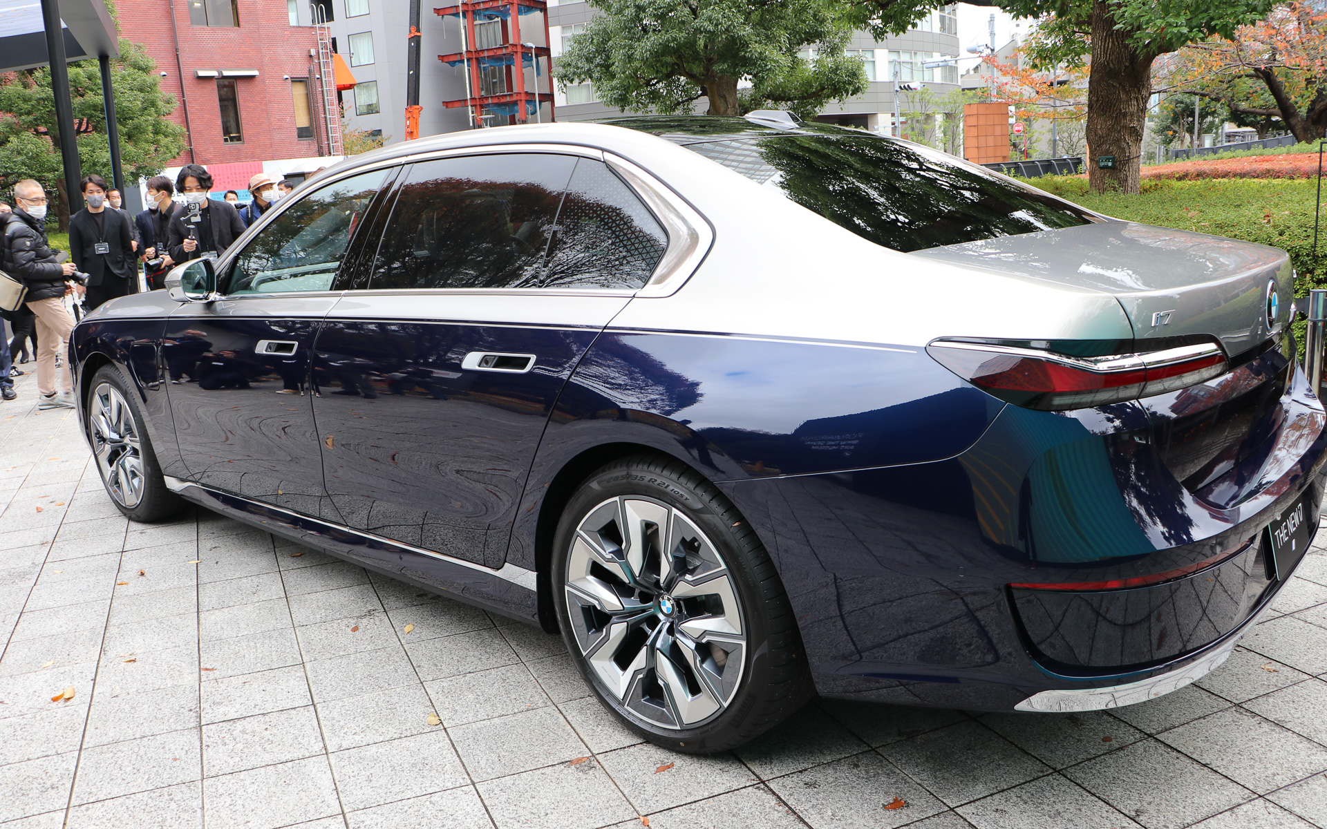 展示車のボディカラーはBMW Individualの2トーンペイントで、オキサイドグレー×タンザナイトブルー