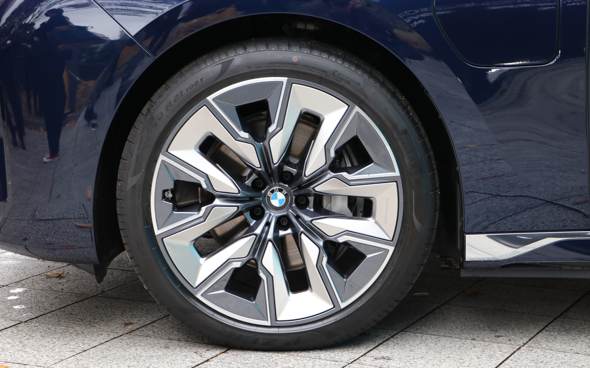 タイヤはピレリの「P ZERO」サイズはフロントが255/40R21、リアが285/35R21