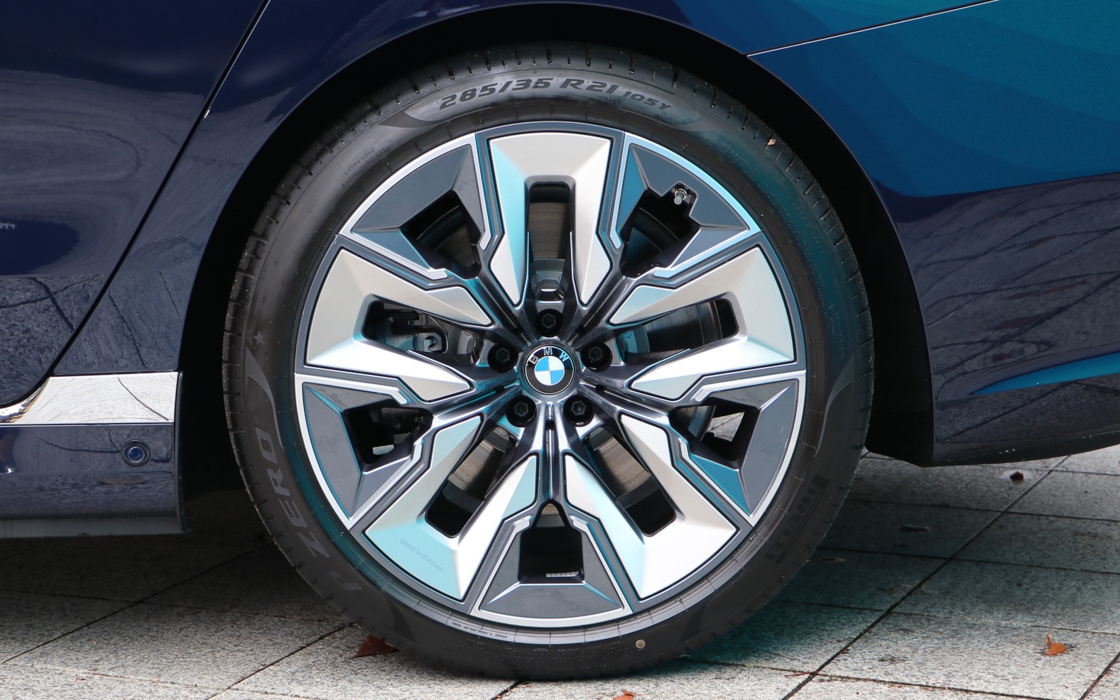 タイヤはピレリの「P ZERO」サイズはフロントが255/40R21、リアが285/35R21