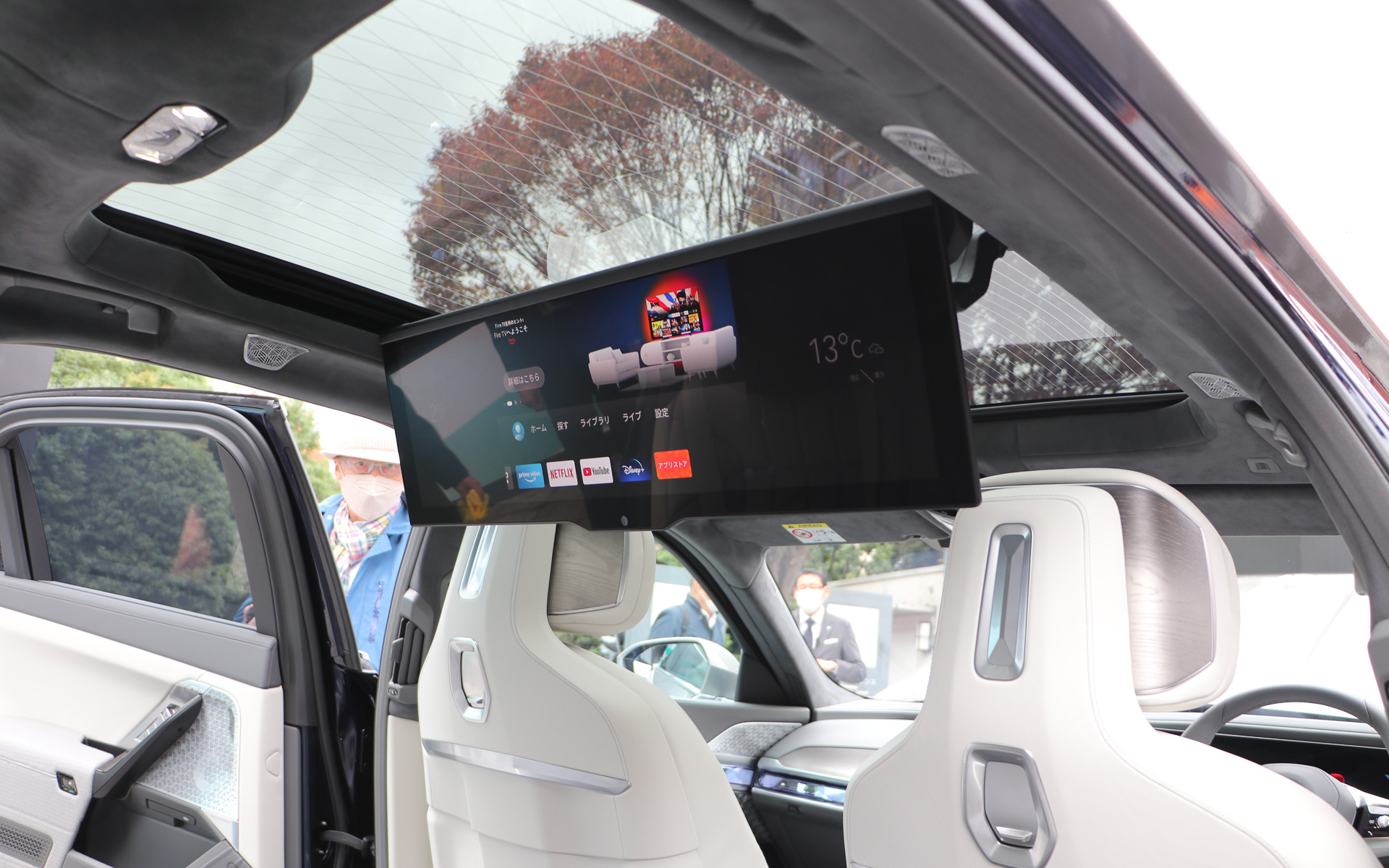 前後位置や角度も調整可能。使用しないときは天井へ移動する