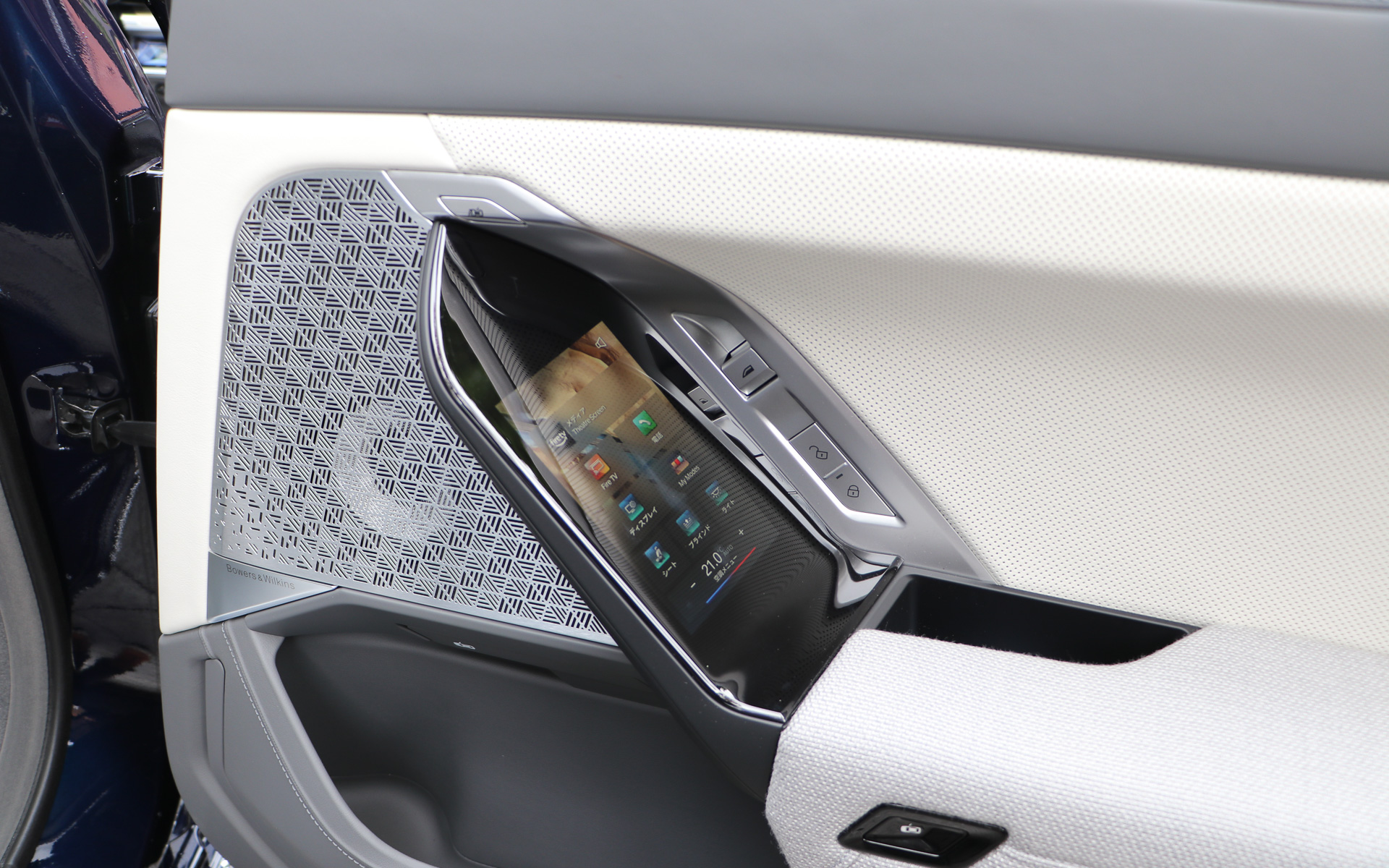 後席ドアにあるタッチパネル。シアタースクリーンの操作などが可能