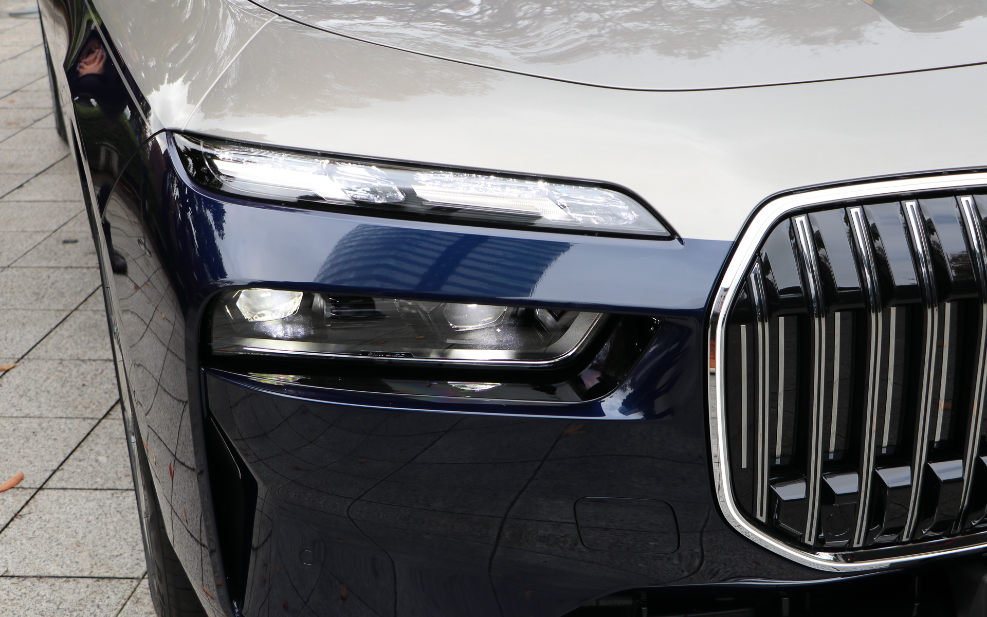 上段がデイライトとウインカー、下段がロービームとハイビーム