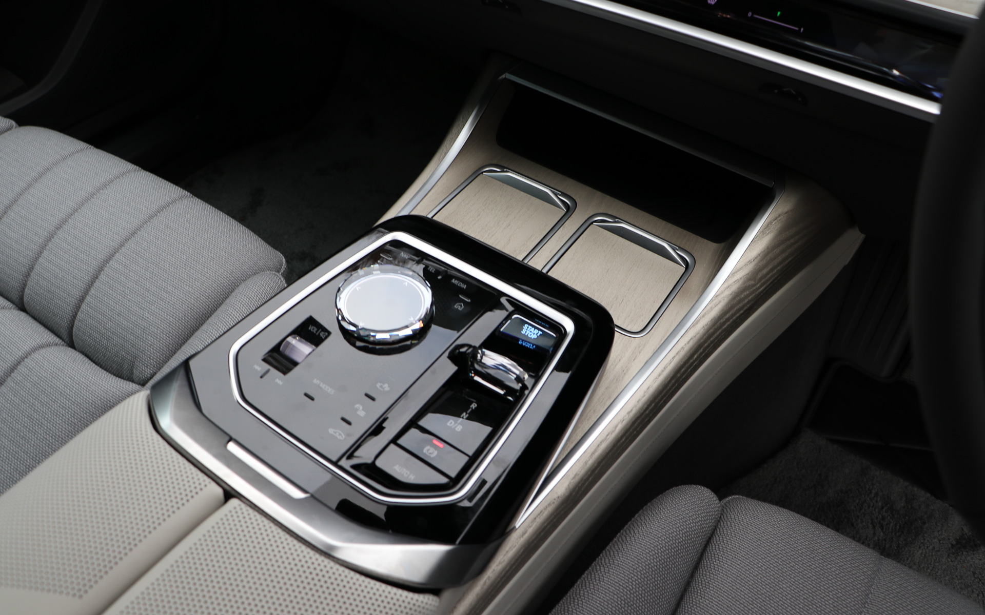 シフトなど操作スイッチ類を中央に配置