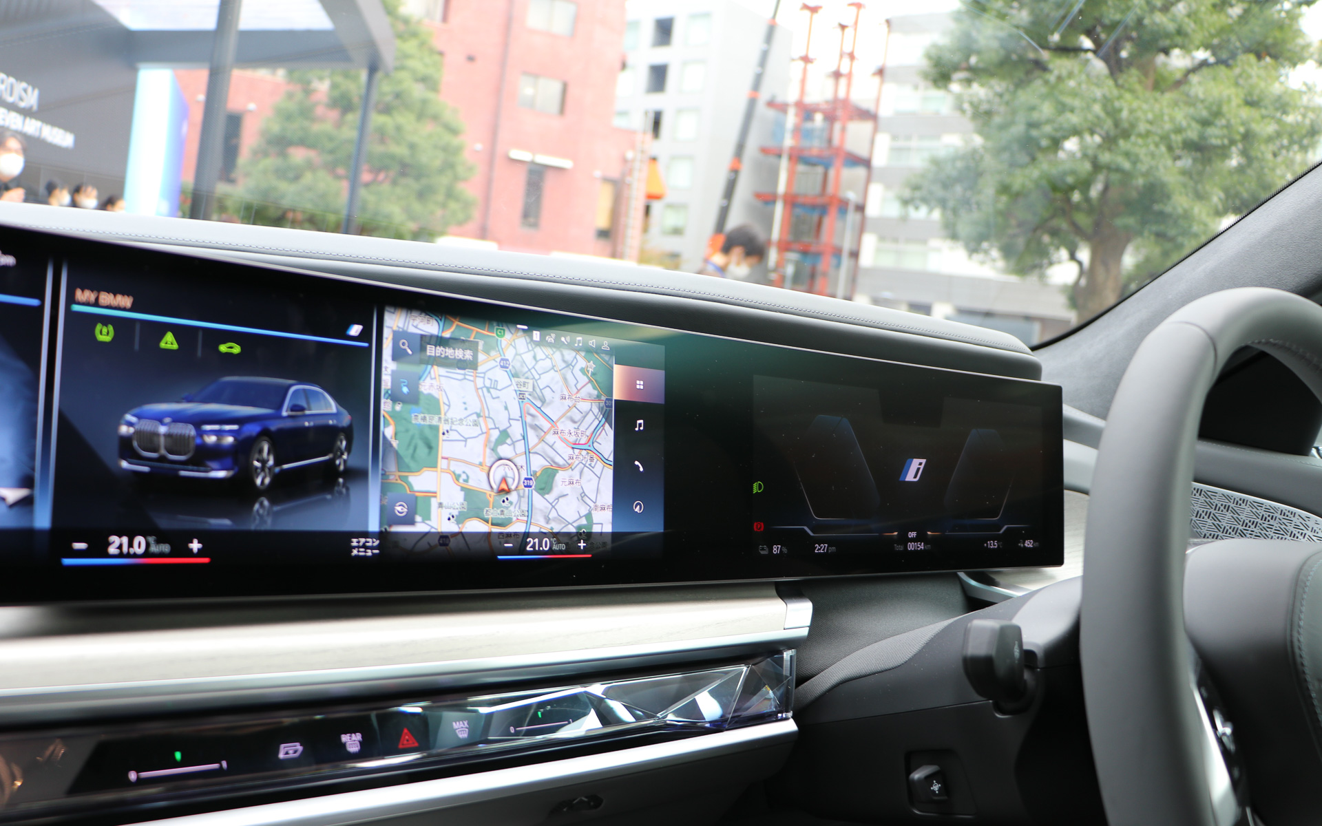 1枚の大きなカーブドディスプレイを搭載