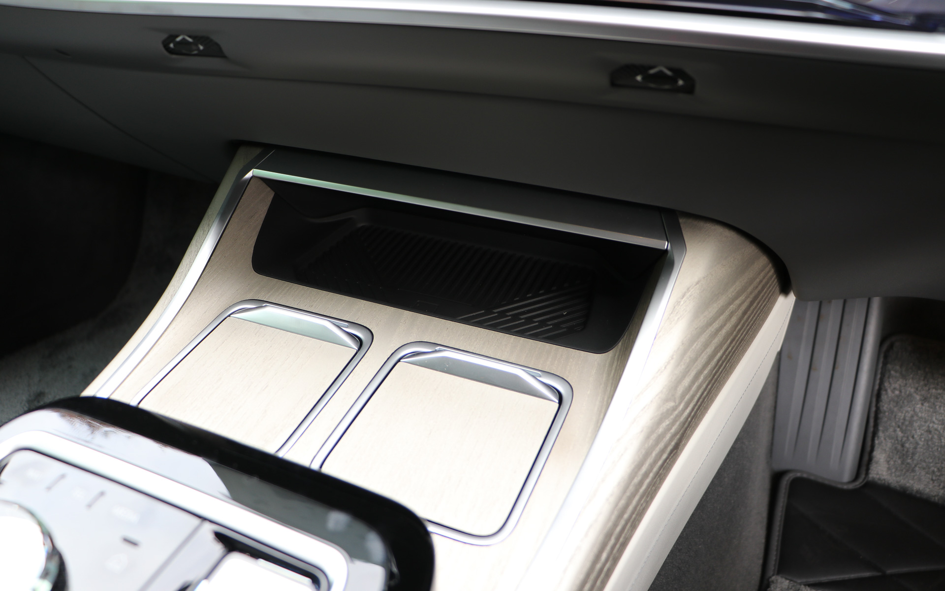 ドリンクホルダーはカバー付き