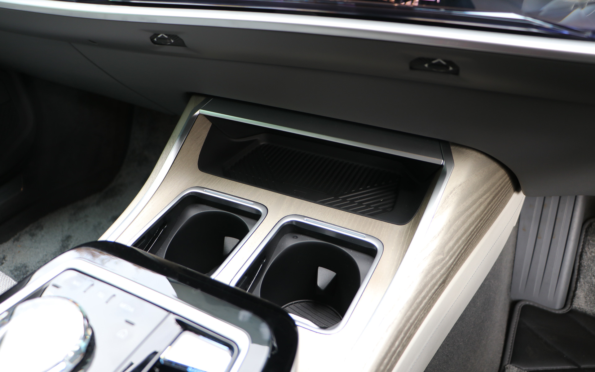 ワイヤレスチャージングを標準装備