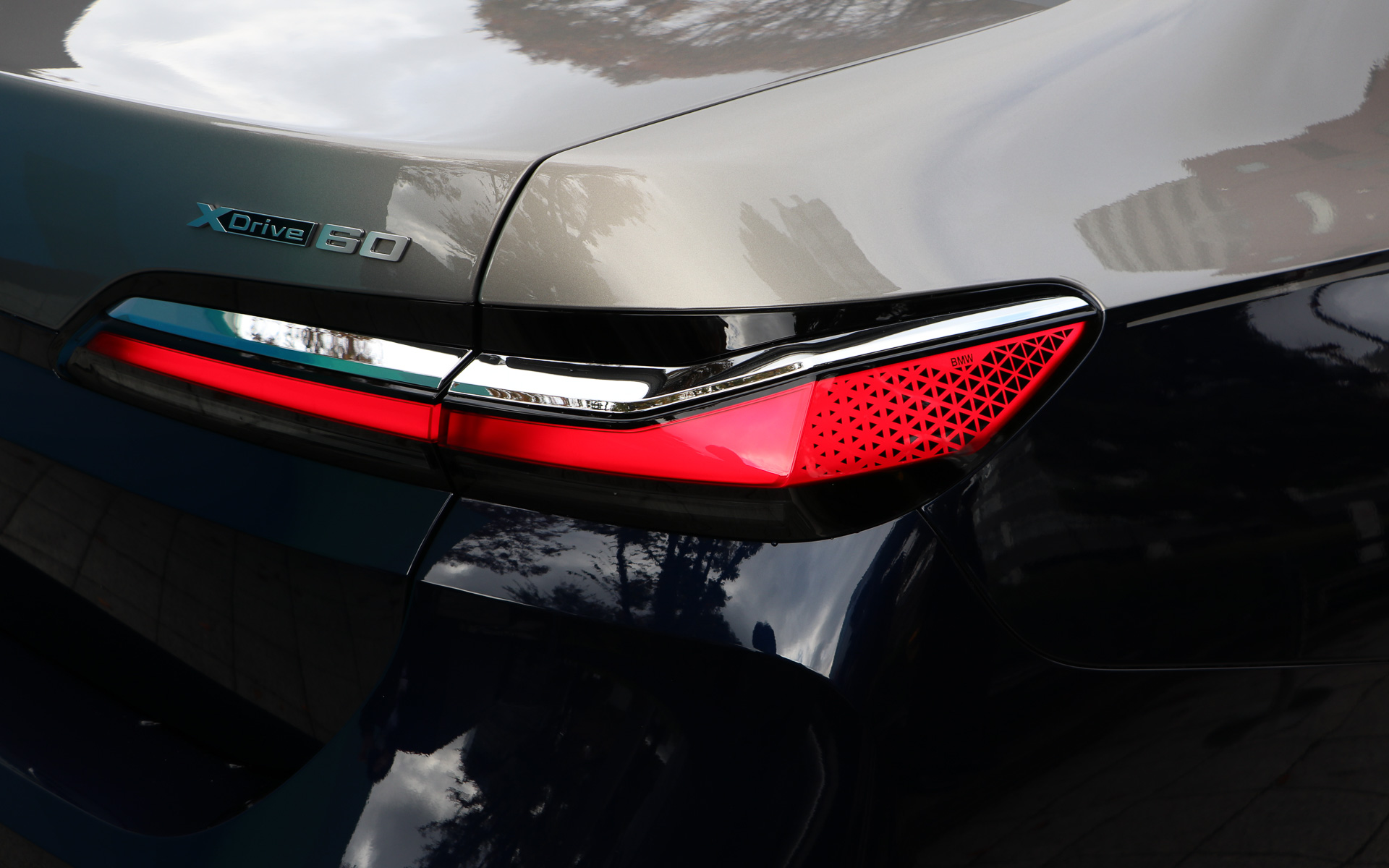 テールランプも薄型となっている