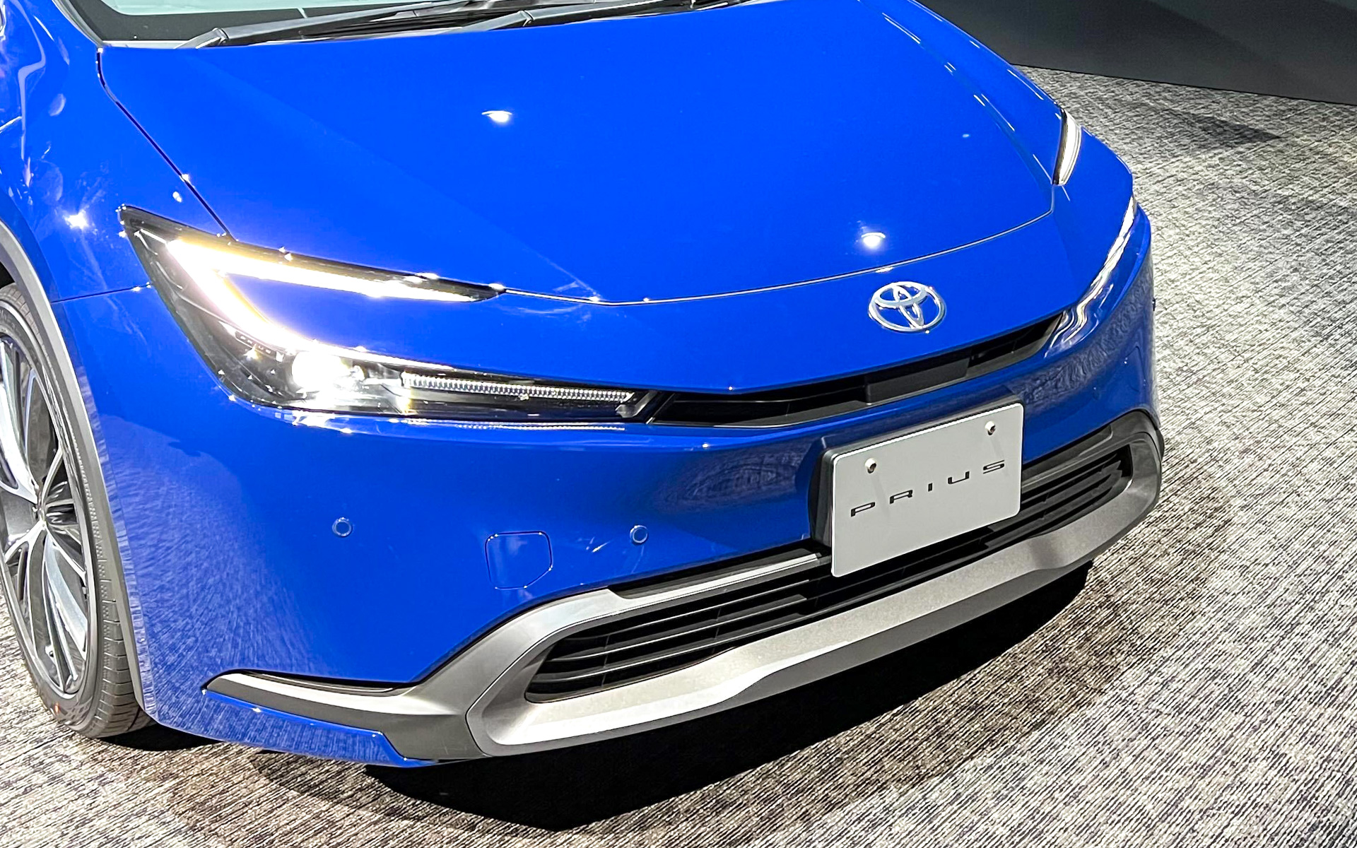 ワールドプレミアイベント会場に展示された新型プリウス