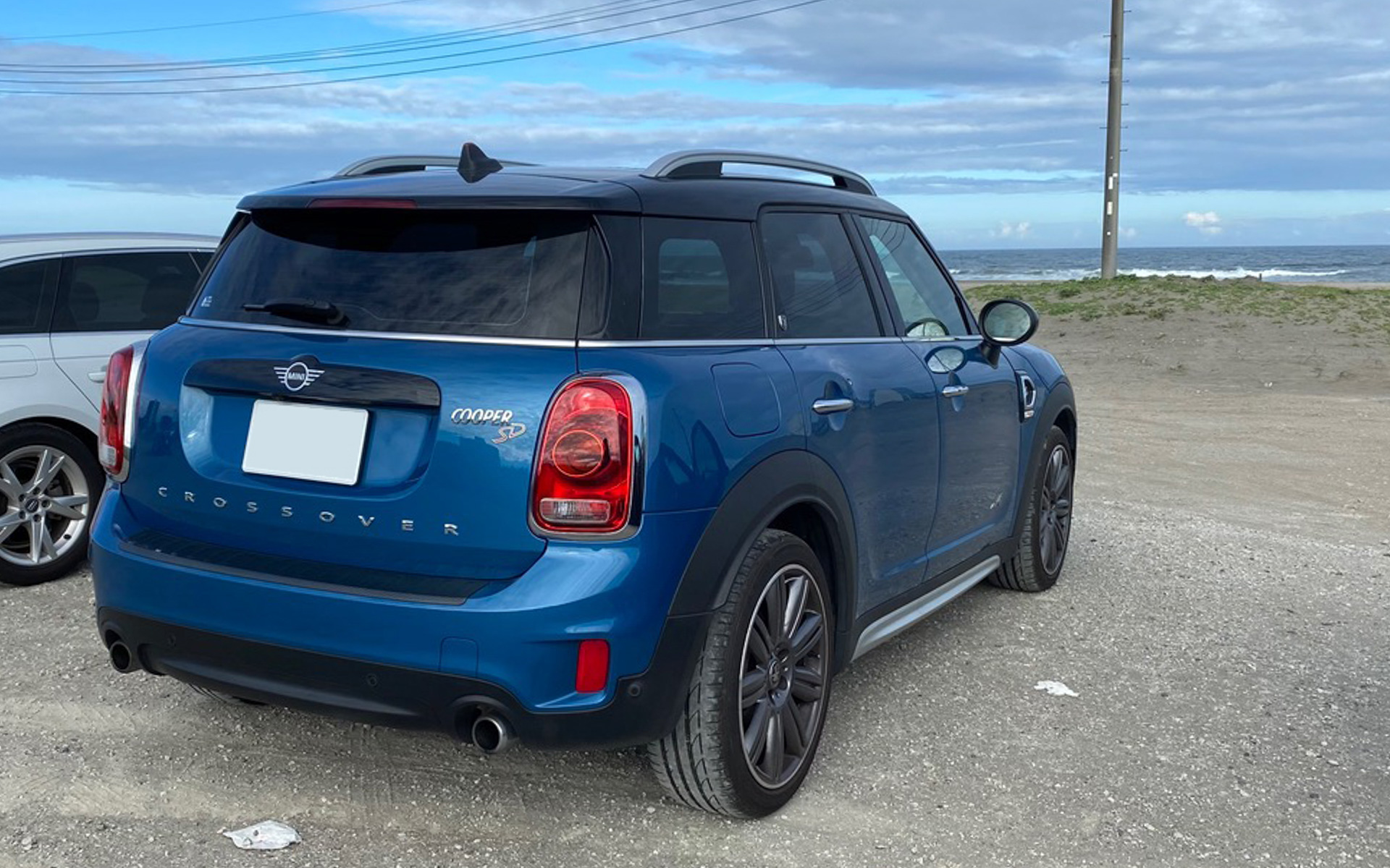 愛車のMINIクロスオーバー・クーパーSDがわが家にやってきて、はや半年オーバー。たくさん、いろんな場所へ出かけました。ここは九十九里の砂浜です。今のところノントラブルで、メンテナンスはオイル交換1回。ブレーキパッドも交換しようとチェックしてもらいましたが、まだ十分に残っていました