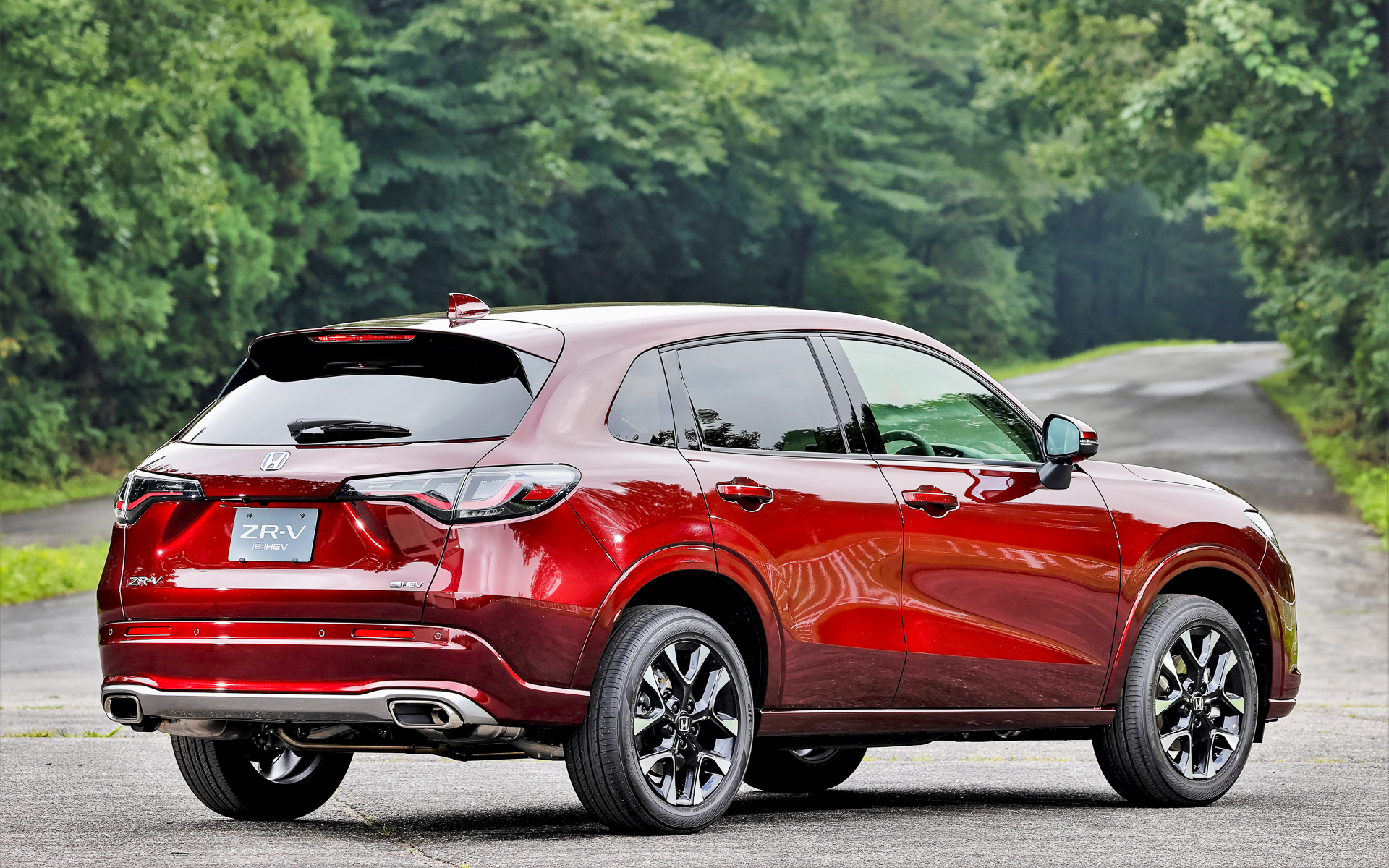新型SUV「ZR-V」のe：HEVモデルのZグレード。ボディカラーは新色のプレミアムクリスタルガーネット・メタリック