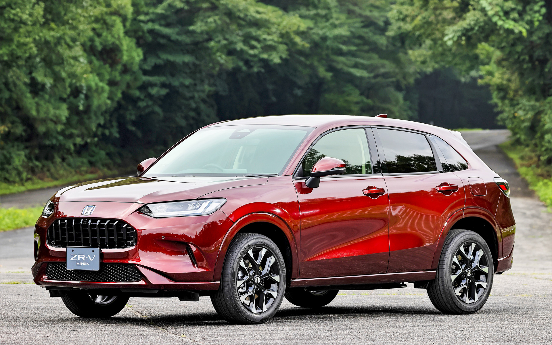 新型SUV「ZR-V」のe：HEVモデルのZグレード。ボディカラーは新色のプレミアムクリスタルガーネット・メタリック