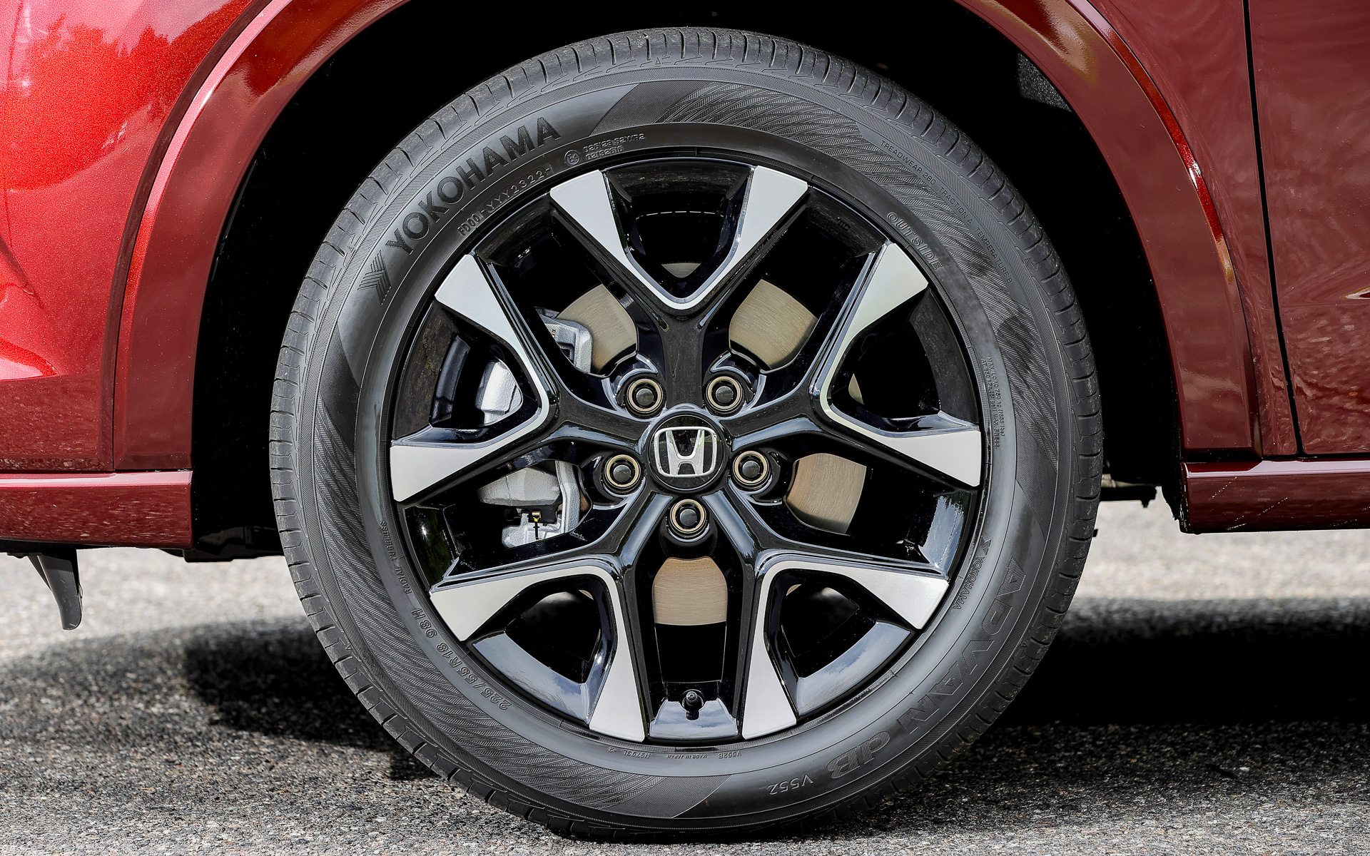 e：HEVモデルは横浜ゴムのアドバンdb（デシベル）を装着。サイズは225/55R18