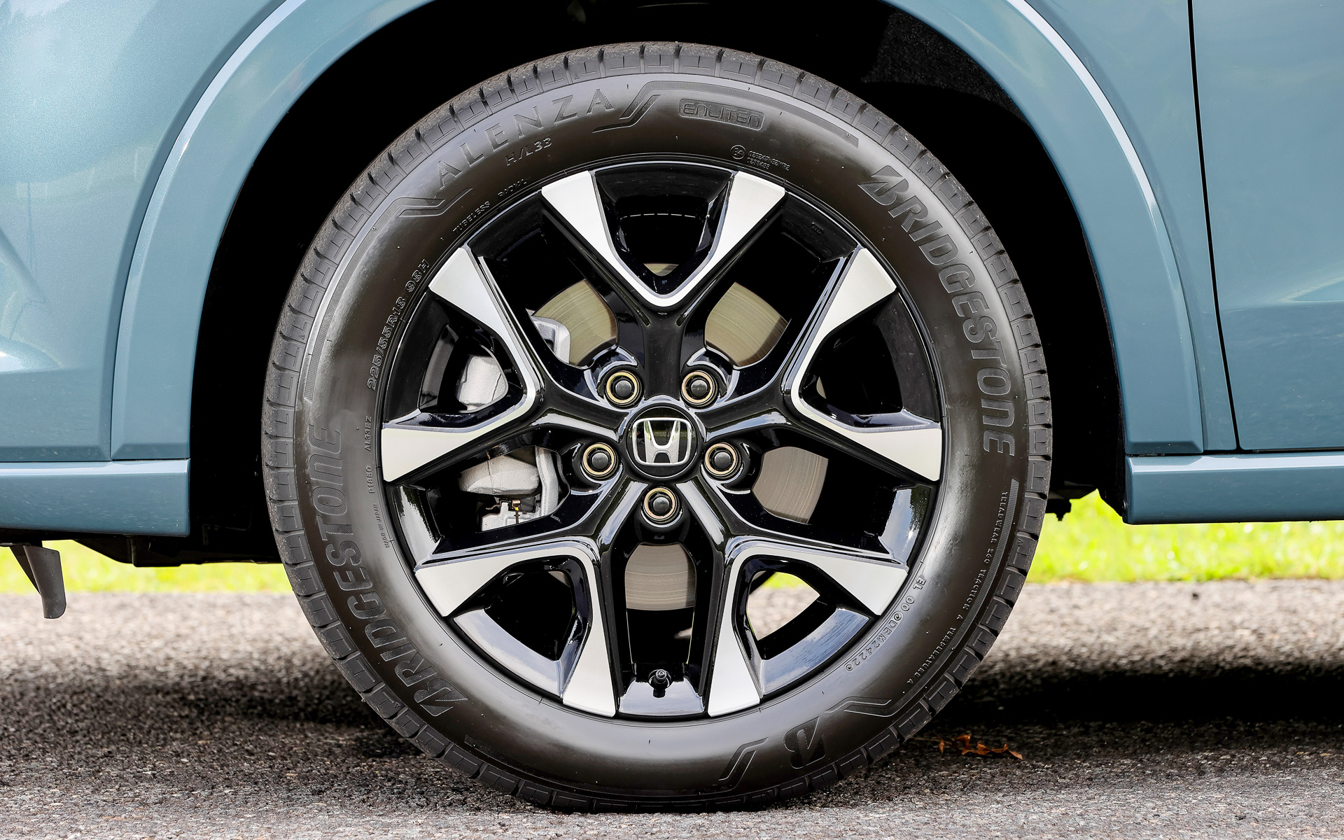 ガソリンモデルはブリヂストンのアレンザを装着。サイズは225/55R18