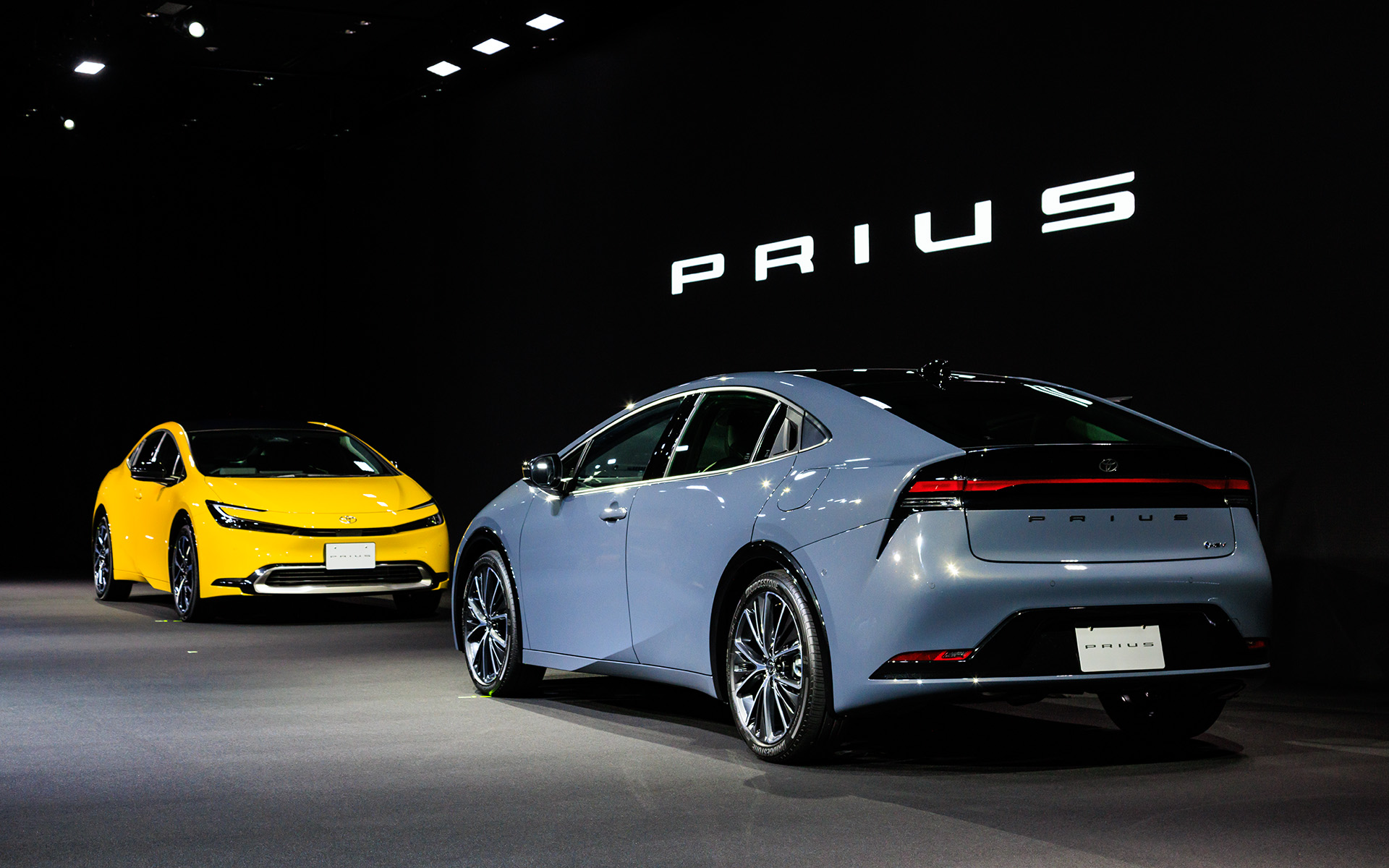 ハイブリッドモデル（手前）とPHEVモデル（奥）