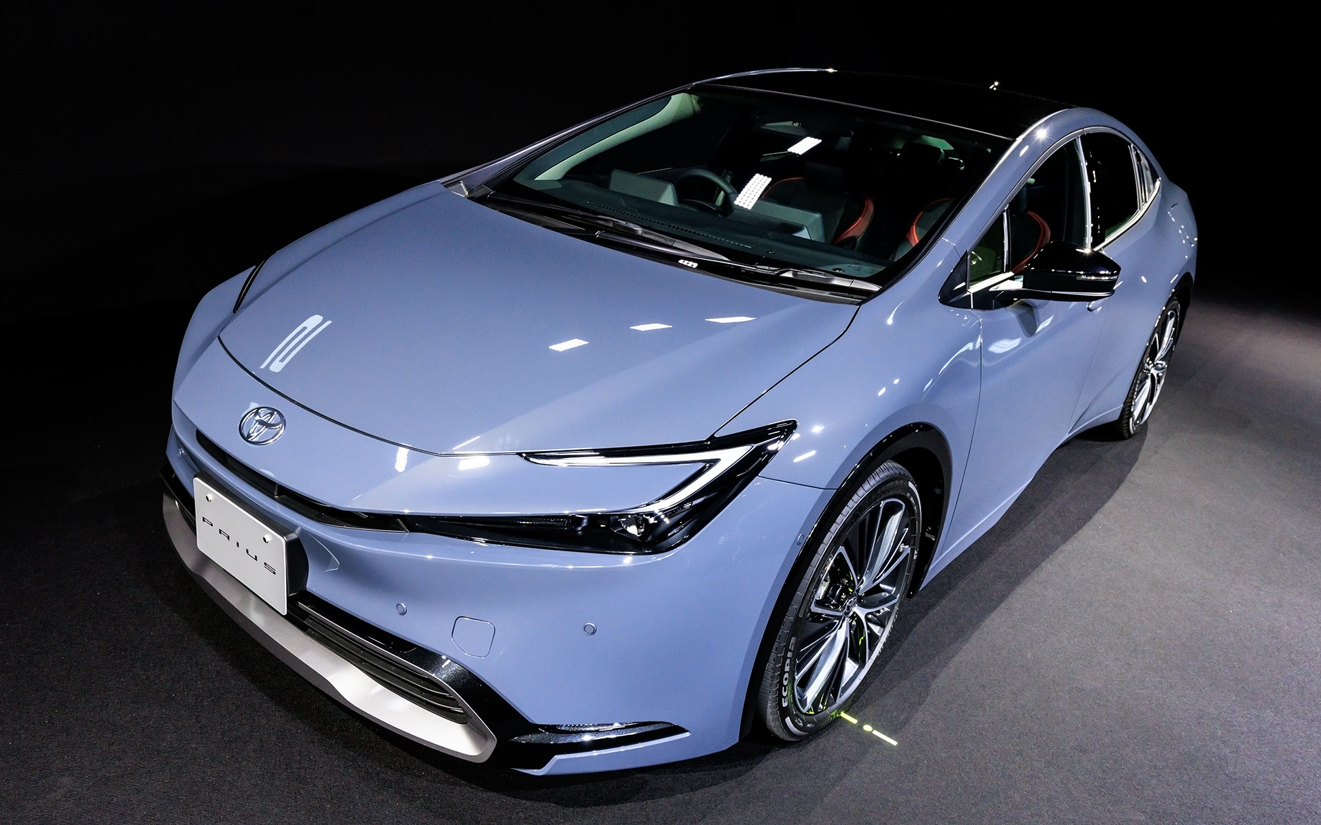 上級グレードと思われるモデル。バンパー下部やフェンダーアーチなどの樹脂部分がグロスブラックとなっている