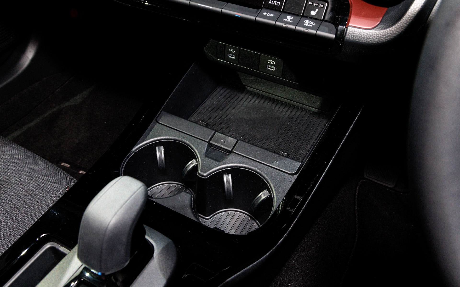 シフト前方にはカップホルダーとトレイ。ワイヤレス充電も設定がありそうだ