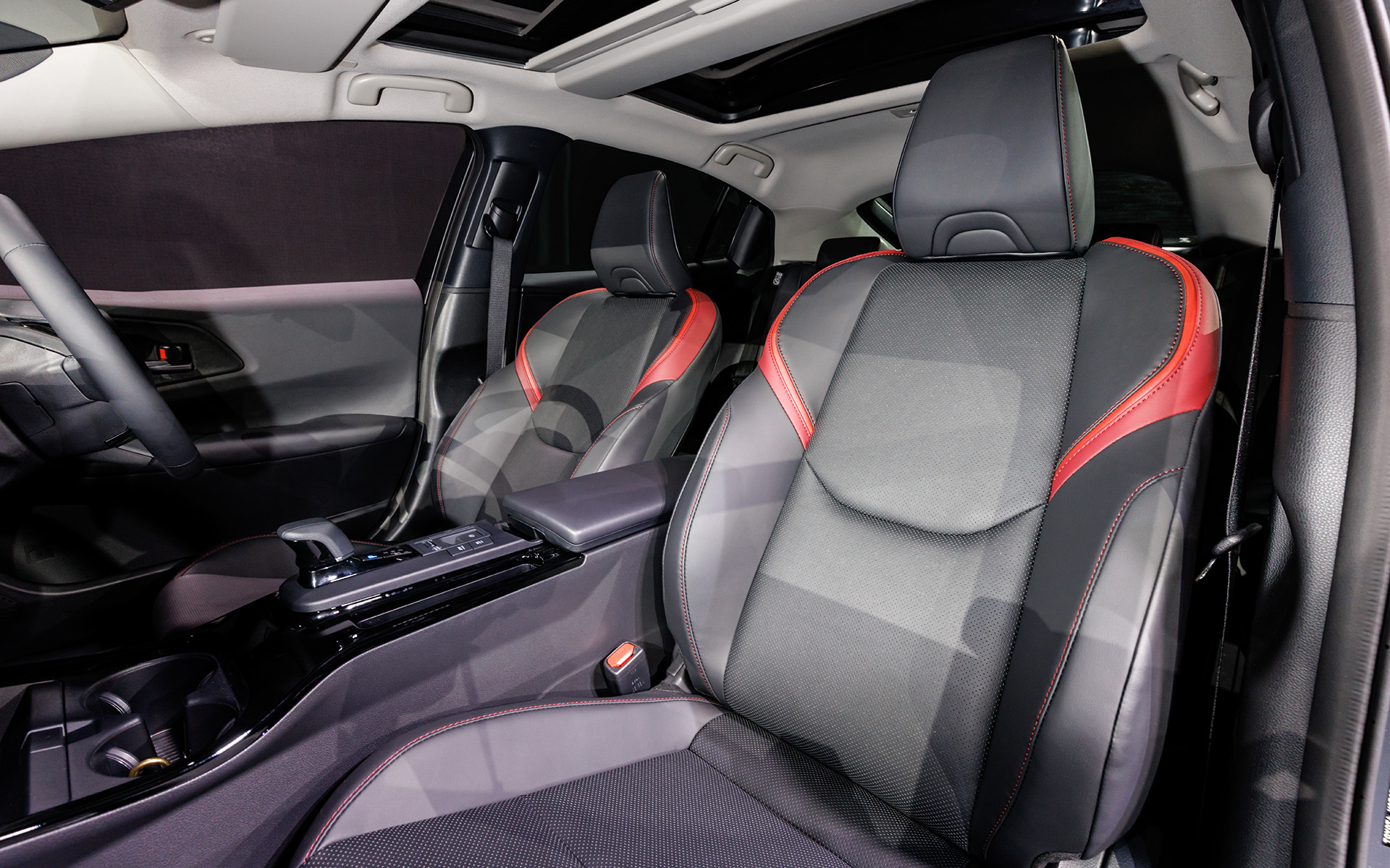 前席シート表皮は合皮で中央部分にメッシュを配した上級仕様。ステッチもレッドだ