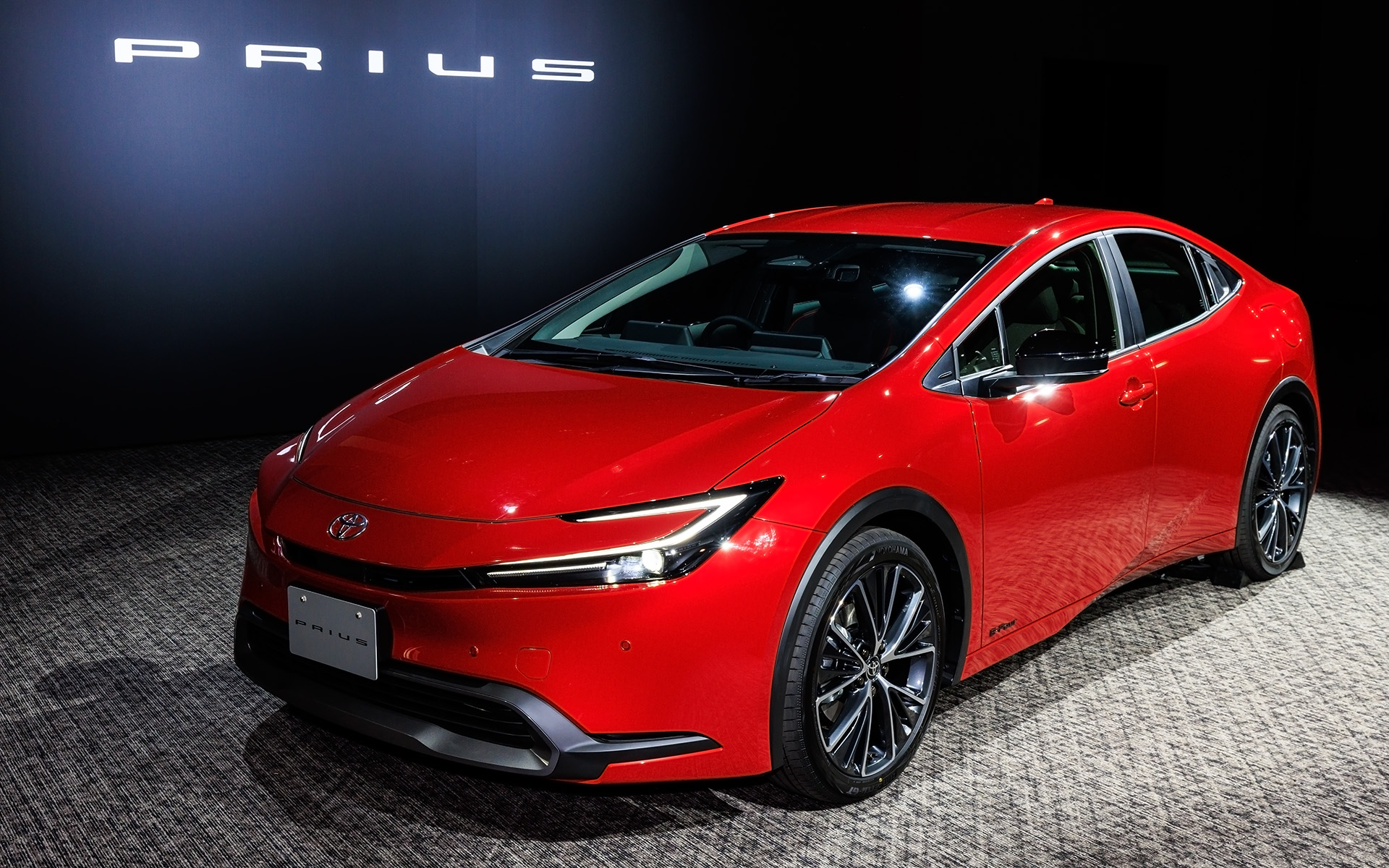 こちらは樹脂部分が無塗装になっている新型プリウス