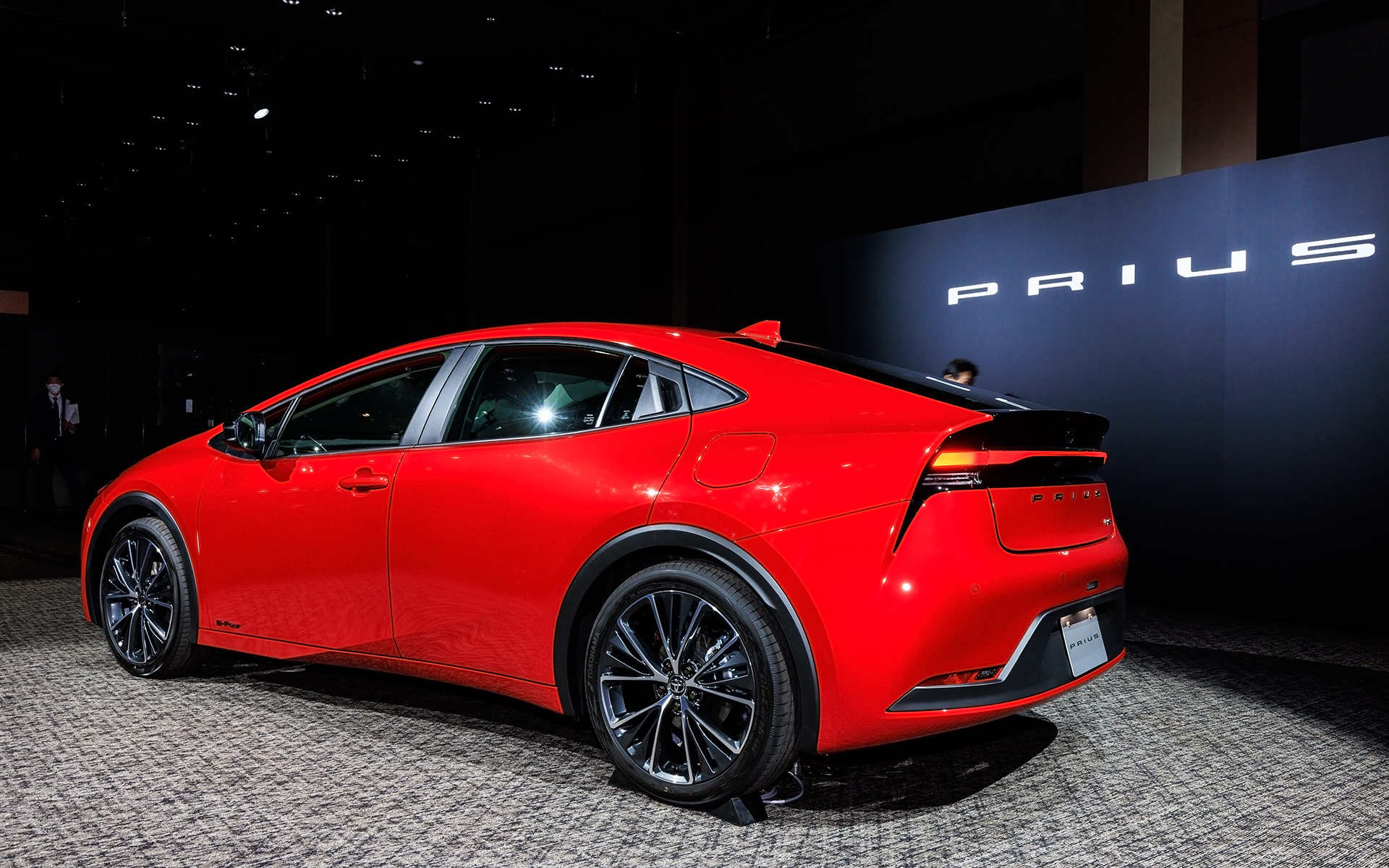 4WDとなる「E-Four」モデルでリアモーターなどは現行のノア/ヴォクシーと共通だという。タイヤは横浜ゴムのブルーアースGT