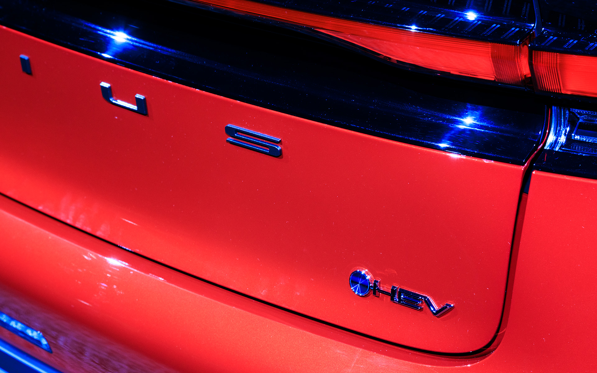 ハイブリッドを示すバッヂも新型に