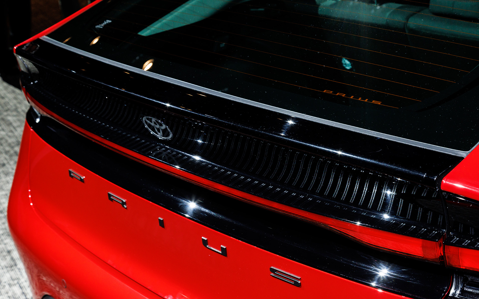 バックドアのガラス下部にはスリット状の模様が刻まれる