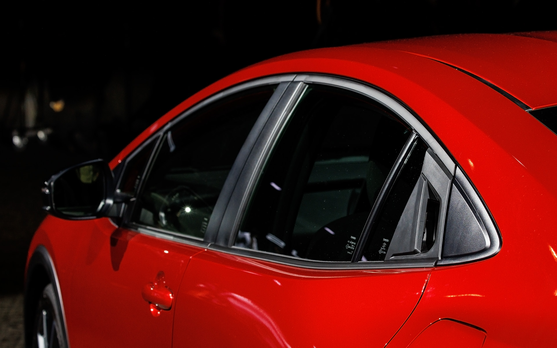 リアドアのラッチは電磁タイプになりウインドウ後方に