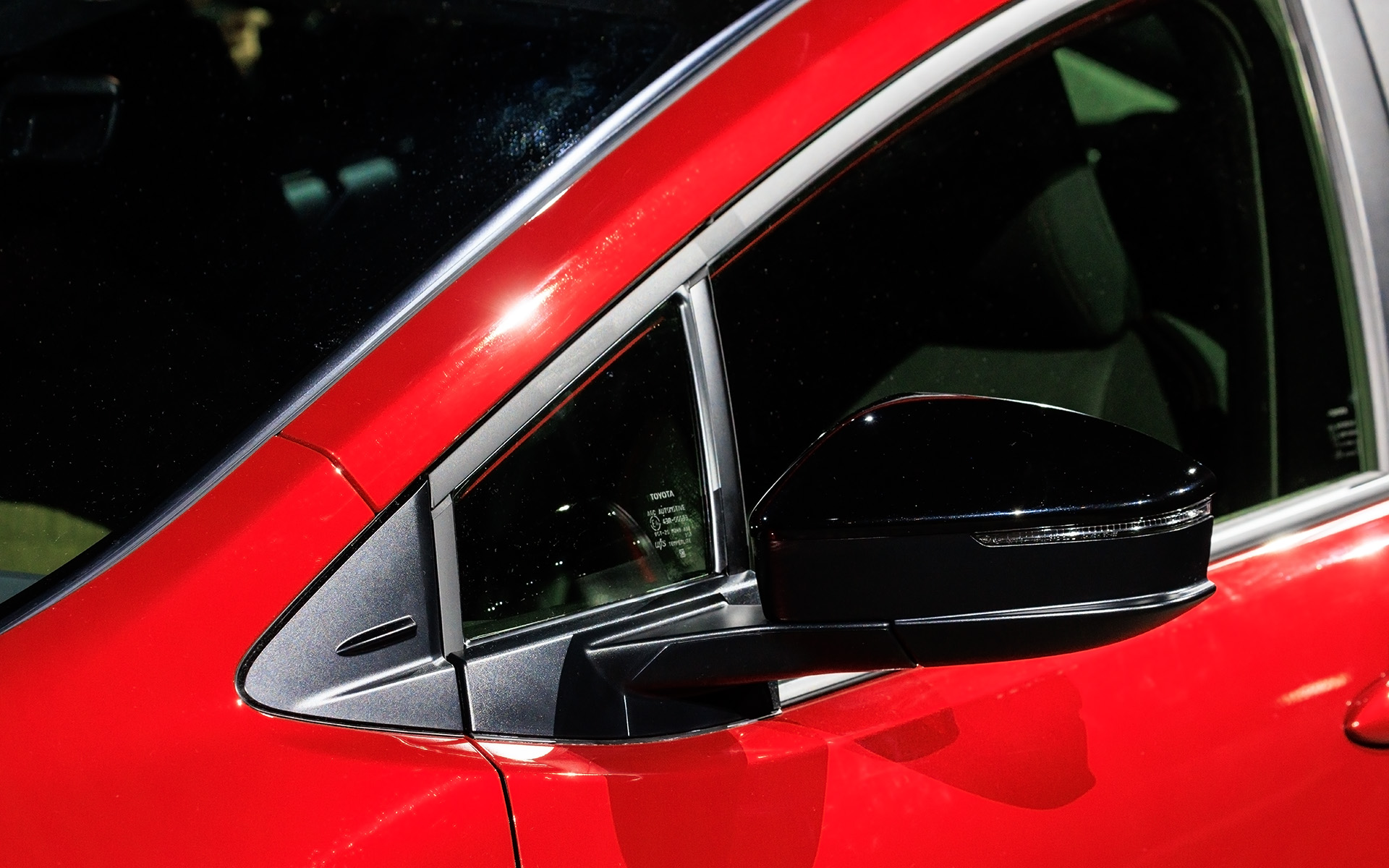 空力を重視したと思われる複雑な形状のドアミラー。根元部分にはエアロスタビライジングフィンも健在