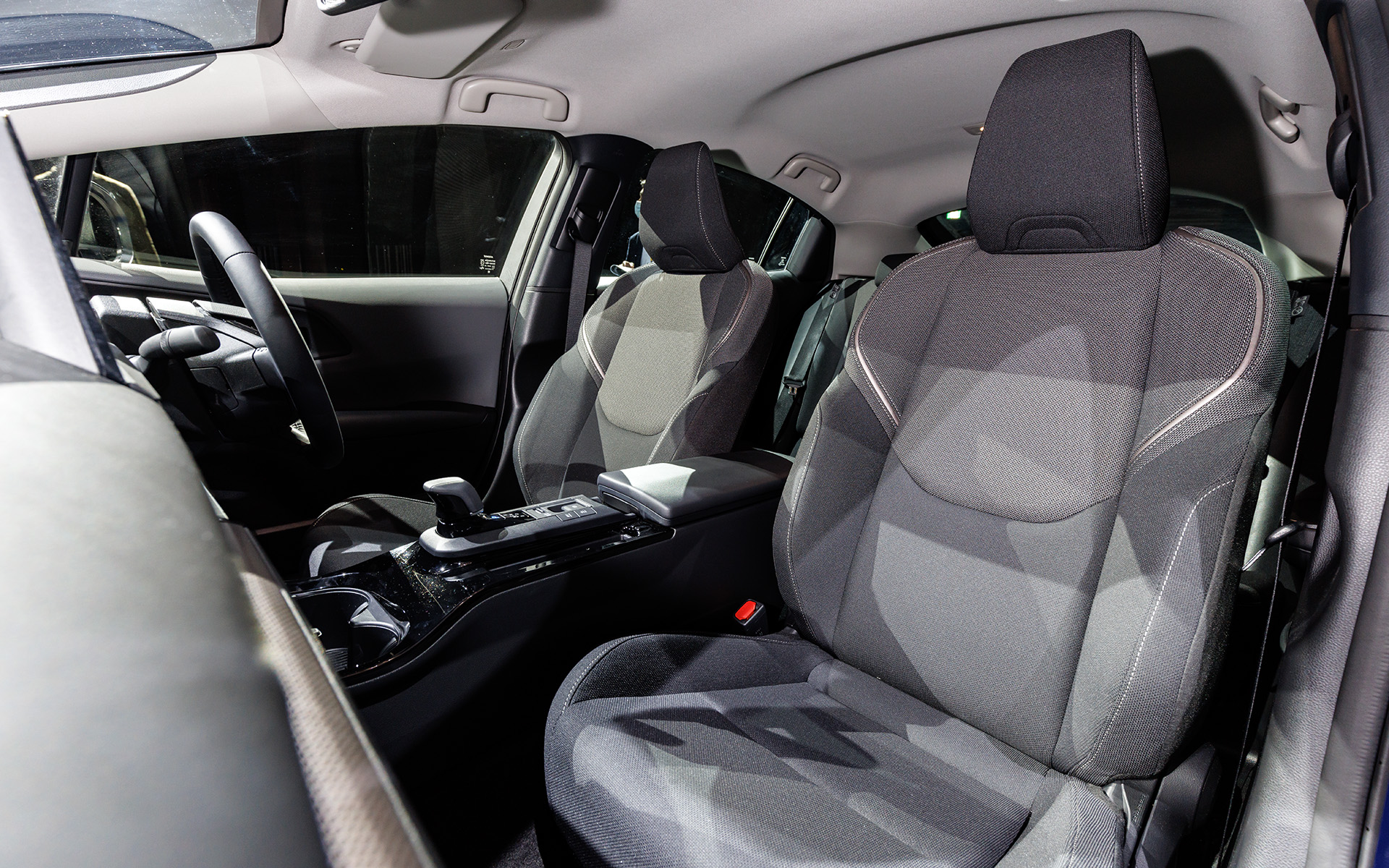 シートの差し色、ステッチともにホワイト