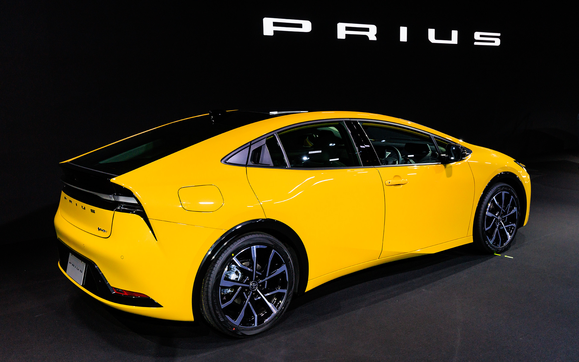 リアに向けて流れるようなラインが描かれる