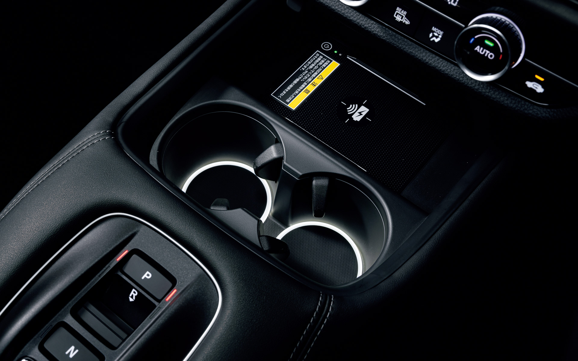 センターコンソールボックス＆ドリンクホルダーイルミネーション/ドア開閉・スモールランプ連動（2万4200円）