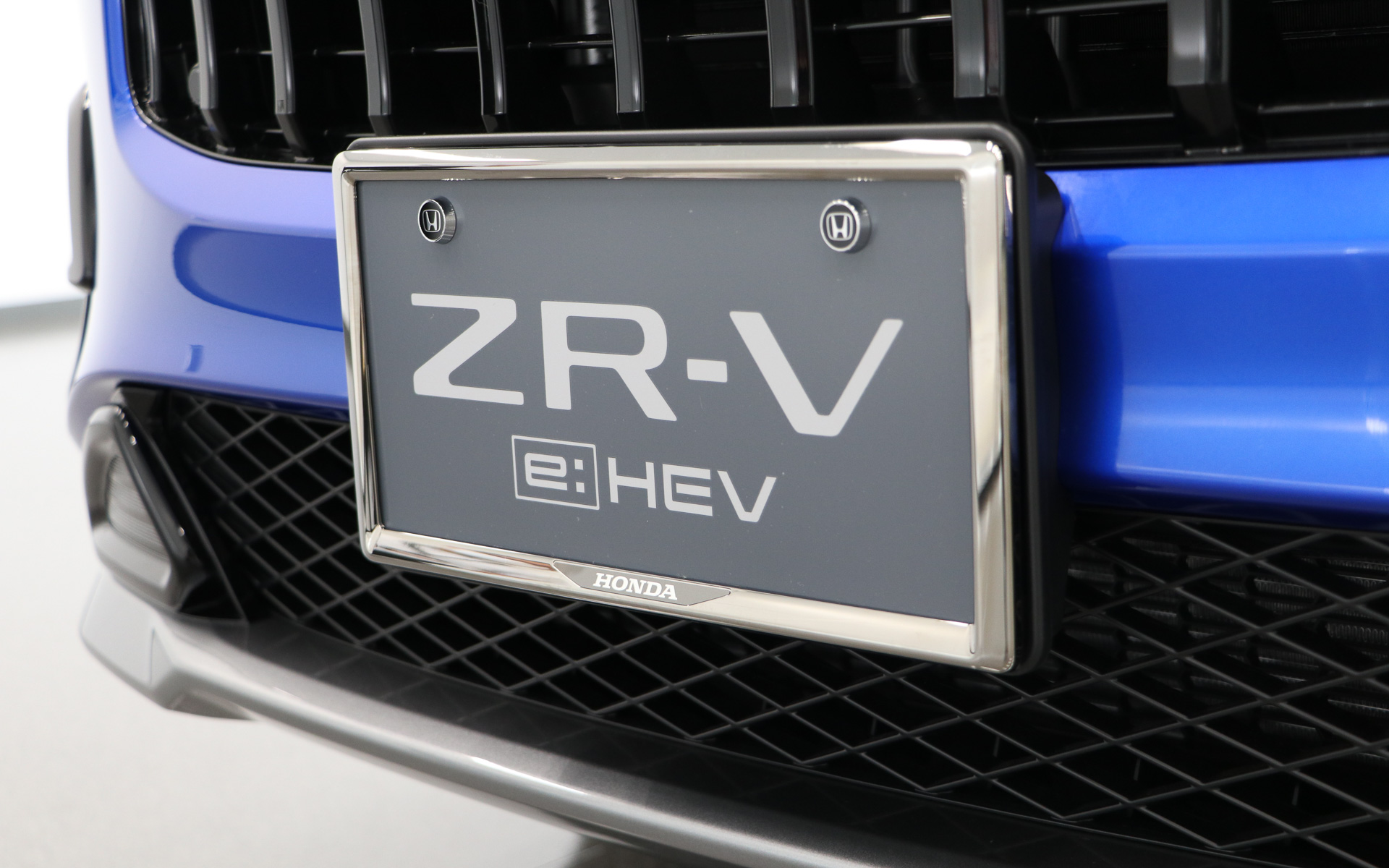 ライセンスフレーム/ダーククロームメッキタイプ＆ベルリナブラック（各4950円）、メッキタイプ（各3850円）