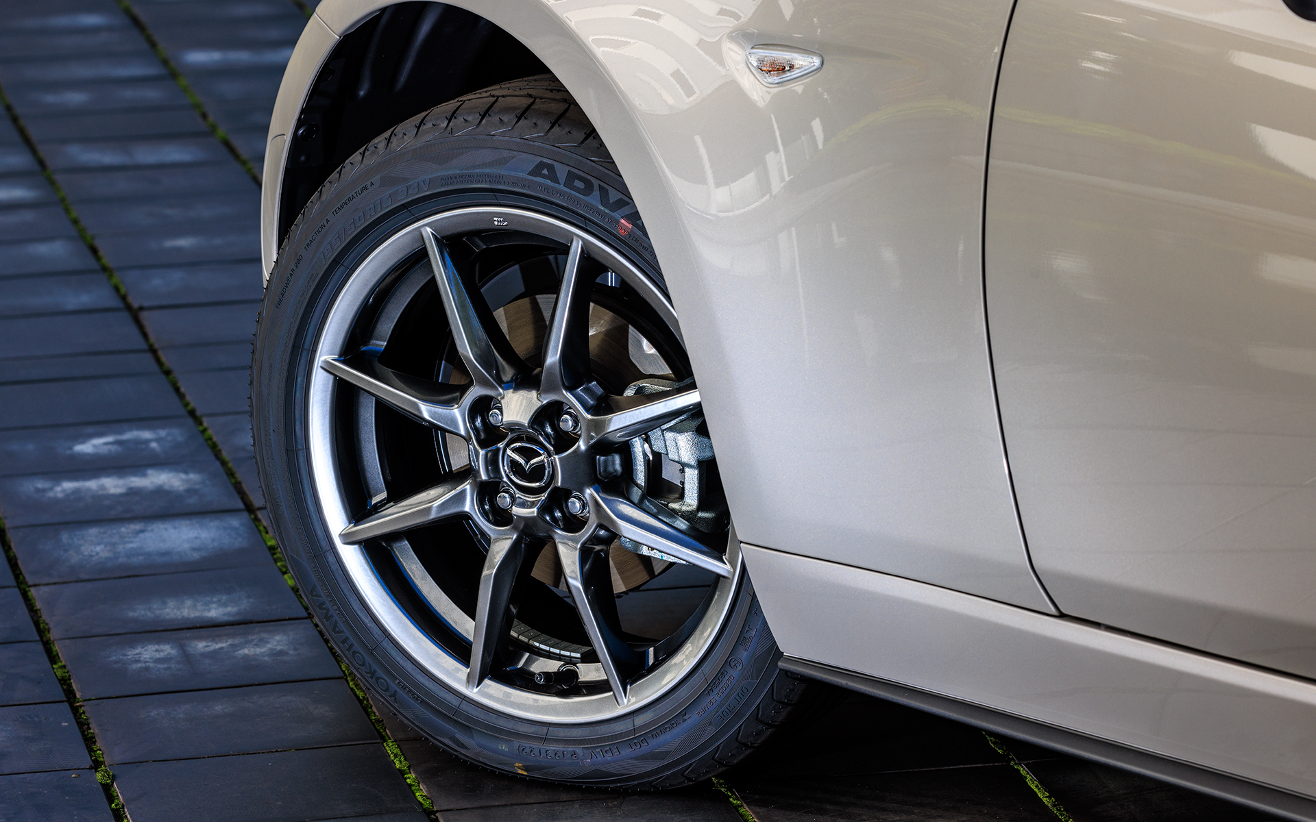 高輝度塗装の16インチアルミホイールはブラウン・トップ専用品