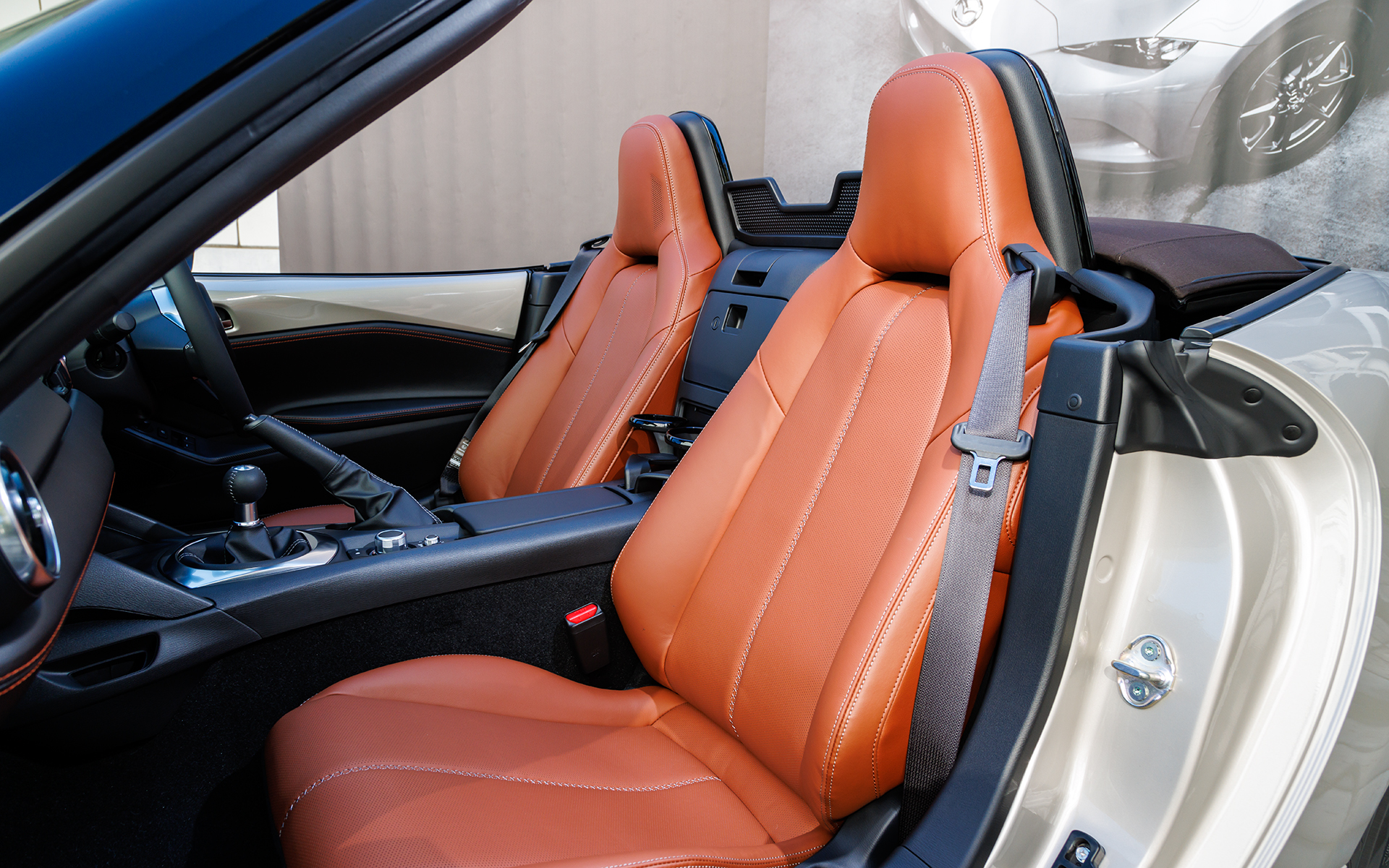 テラコッタカラーのナッパレザーシート