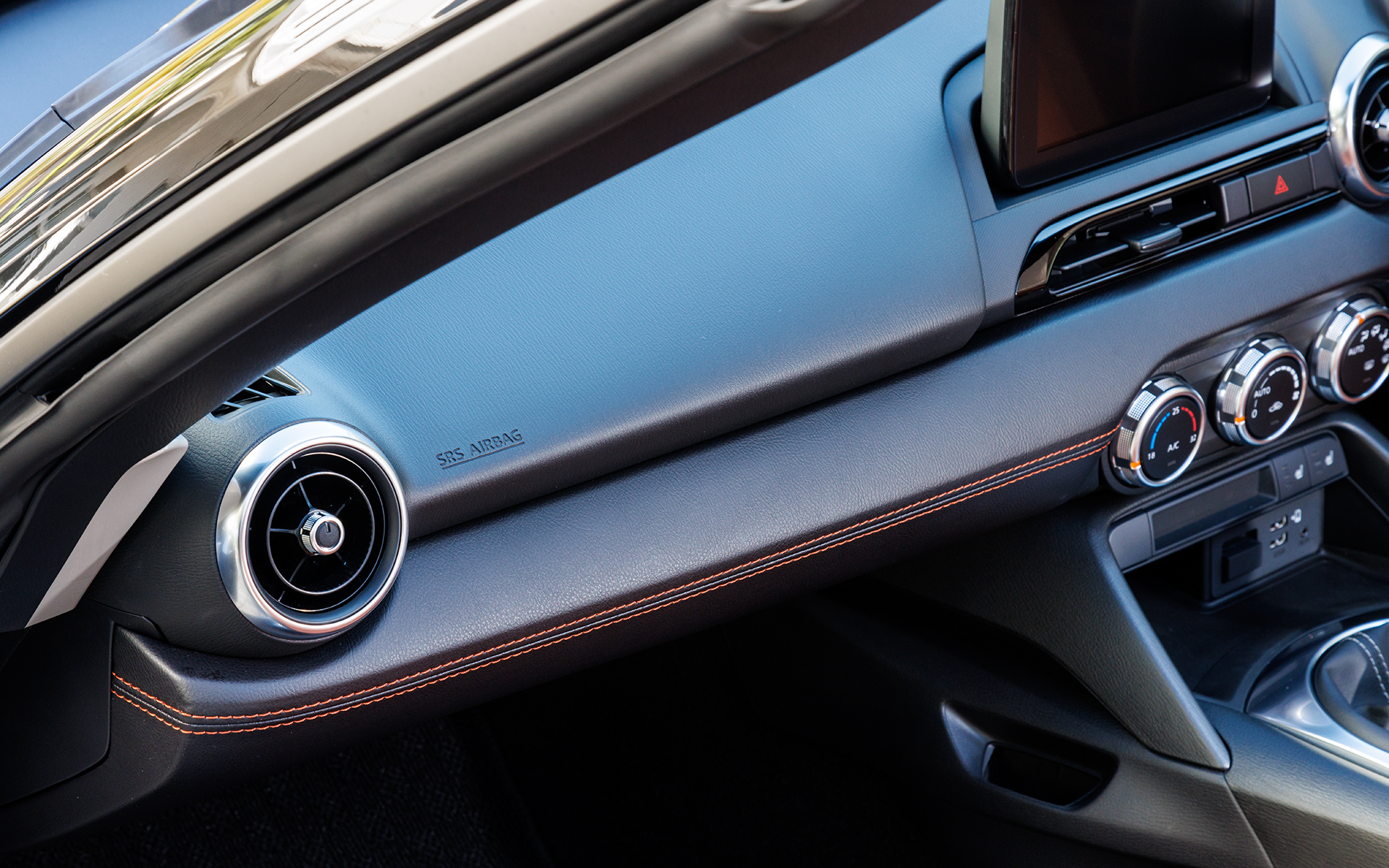 インパネデコレーションパネルにもテラコッタカラーのステッチが施される