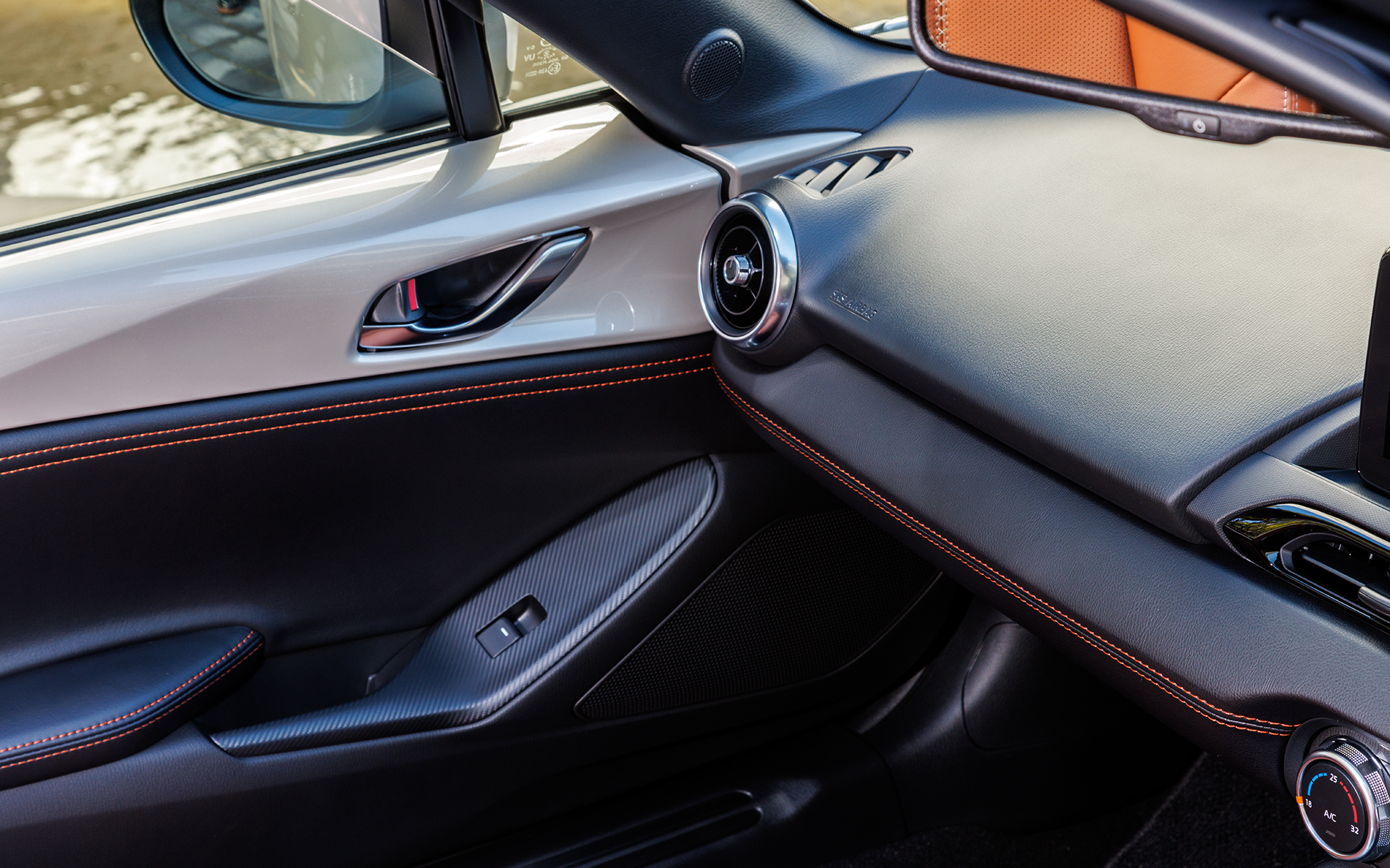 ドアトリムも同様にテラコッタカラーのステッチが入る