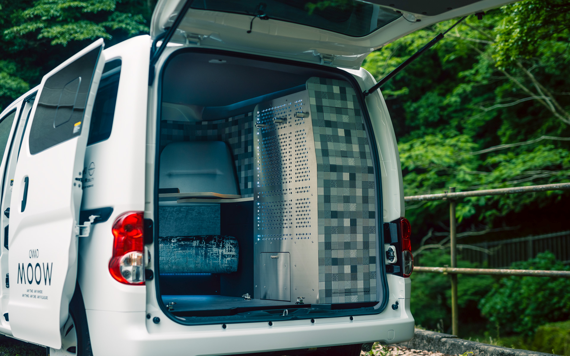 日産は家具メーカーのイトーキと共同製作したモバイルオフィスカー「MOOW（ムーウ）」を、日産グローバル本社ギャラリーに期間限定で展示する