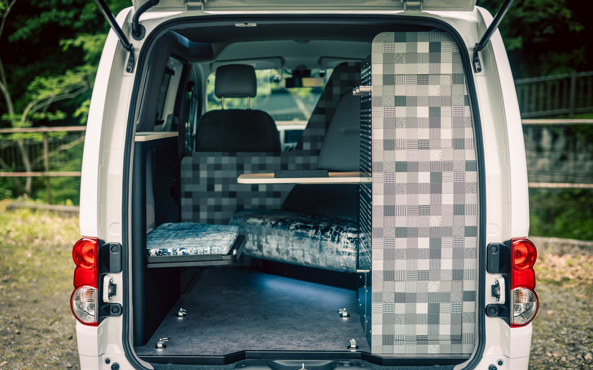 右側に室内の快適性を保つために日産が開発を行なった高性能のリチウムイオンバッテリを搭載する