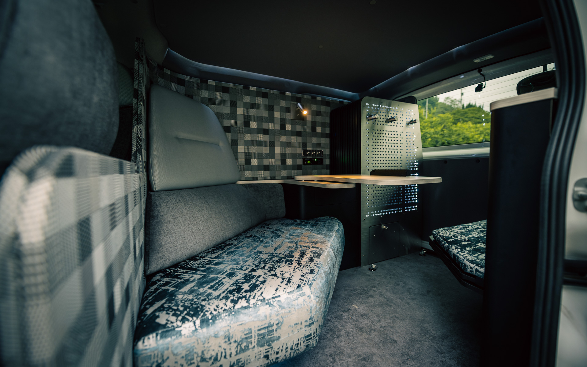 走行時の充電も可能とし、エンジンを停止した状態でもテレワークに必要な電力の供給が可能。快適なワークスペースに欠かせない冷暖房機器も600W/h稼働時で5時間ほど稼働させることができる