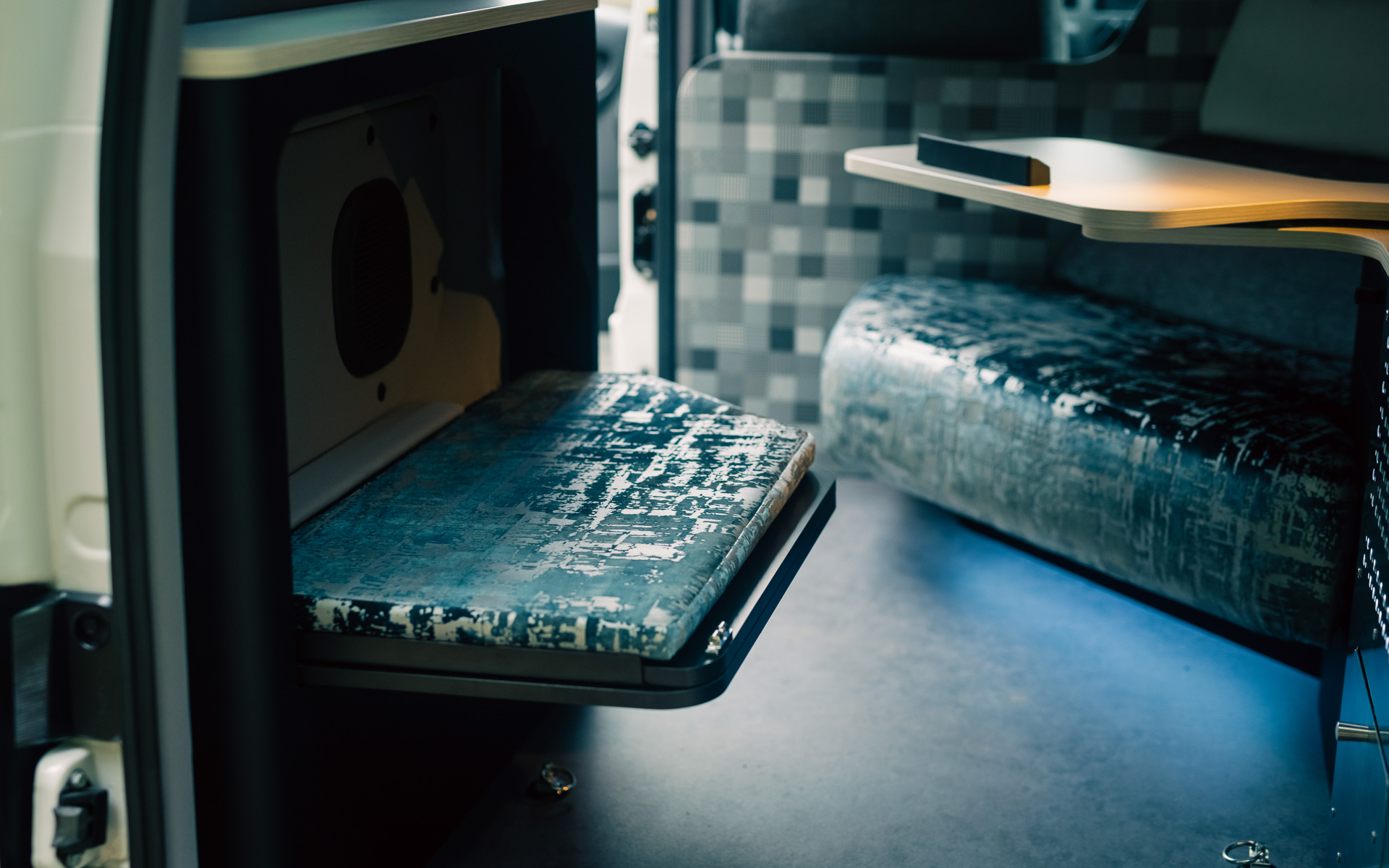 タイヤハウスを生かしたサイドテーブルには、足を乗せることができる格納式オットマンを収納している