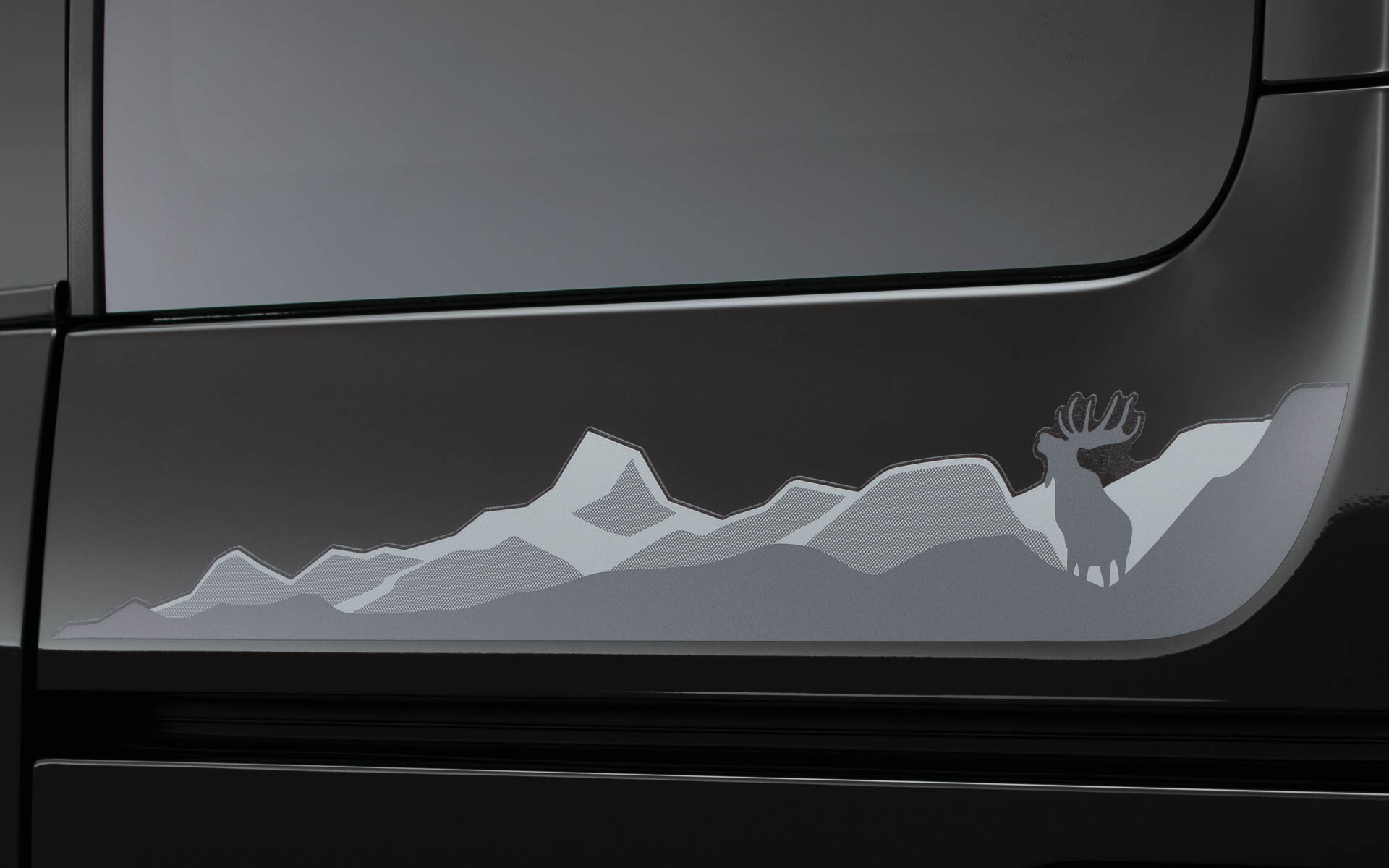 フロントグリルやアルミホイールの色を変更したほか、ボディ各所にデカールを配置