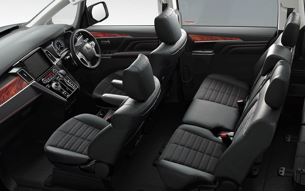 撥水機能を備えるスエード調人工皮革をシート表皮に採用し、ブラウンステッチが内装のアクセントカラーとして用いられている