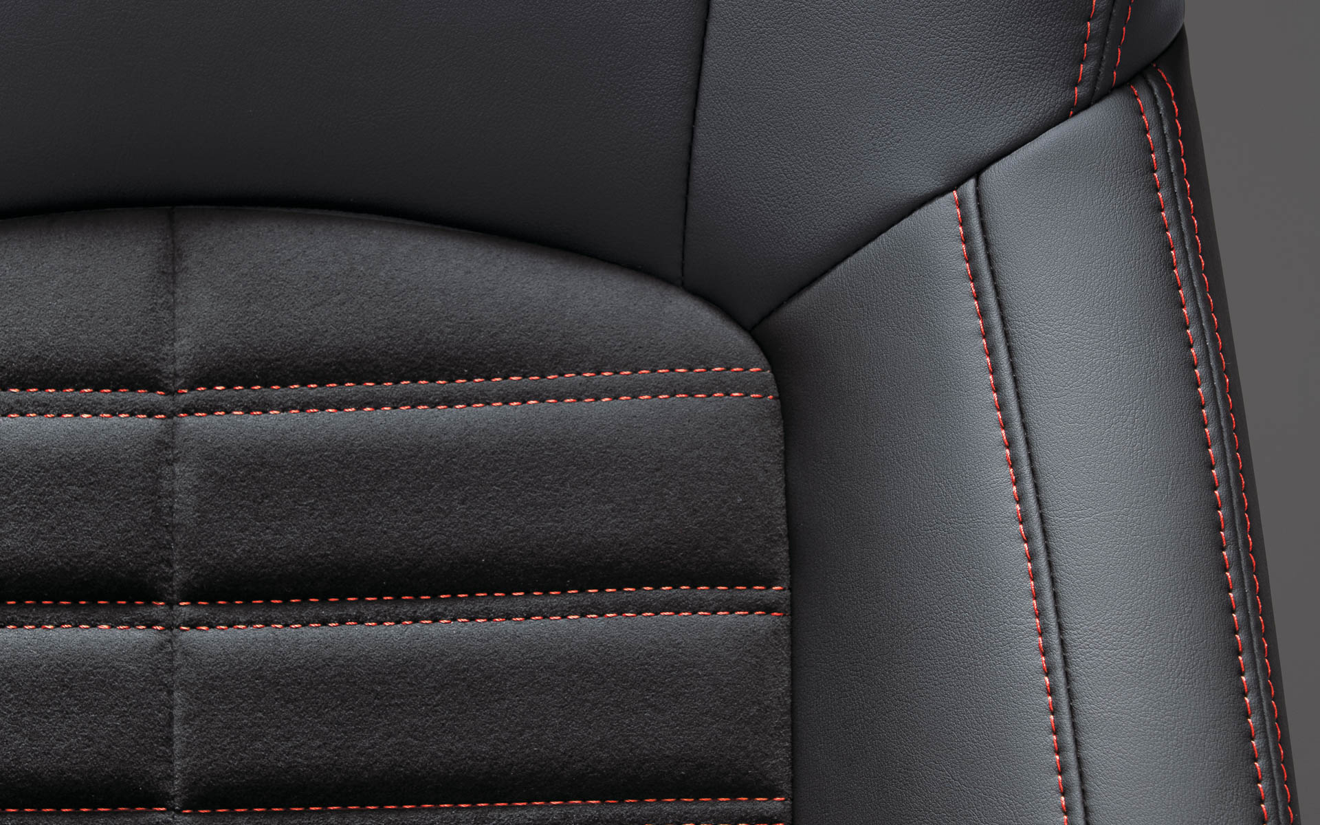 撥水機能を備えるスエード調人工皮革をシート表皮に採用し、ブラウンステッチが内装のアクセントカラーとして用いられている