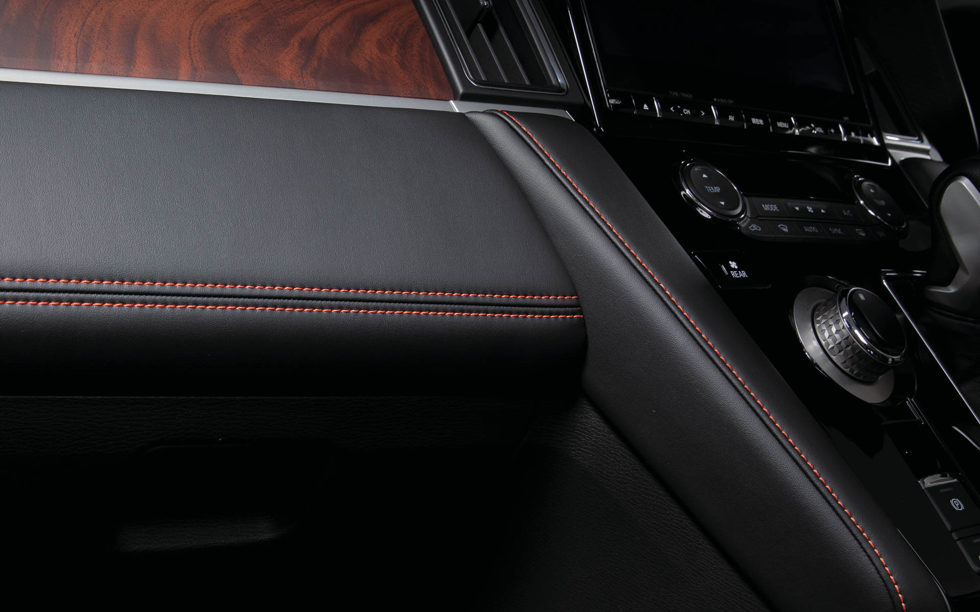 撥水機能を備えるスエード調人工皮革をシート表皮に採用し、ブラウンステッチが内装のアクセントカラーとして用いられている