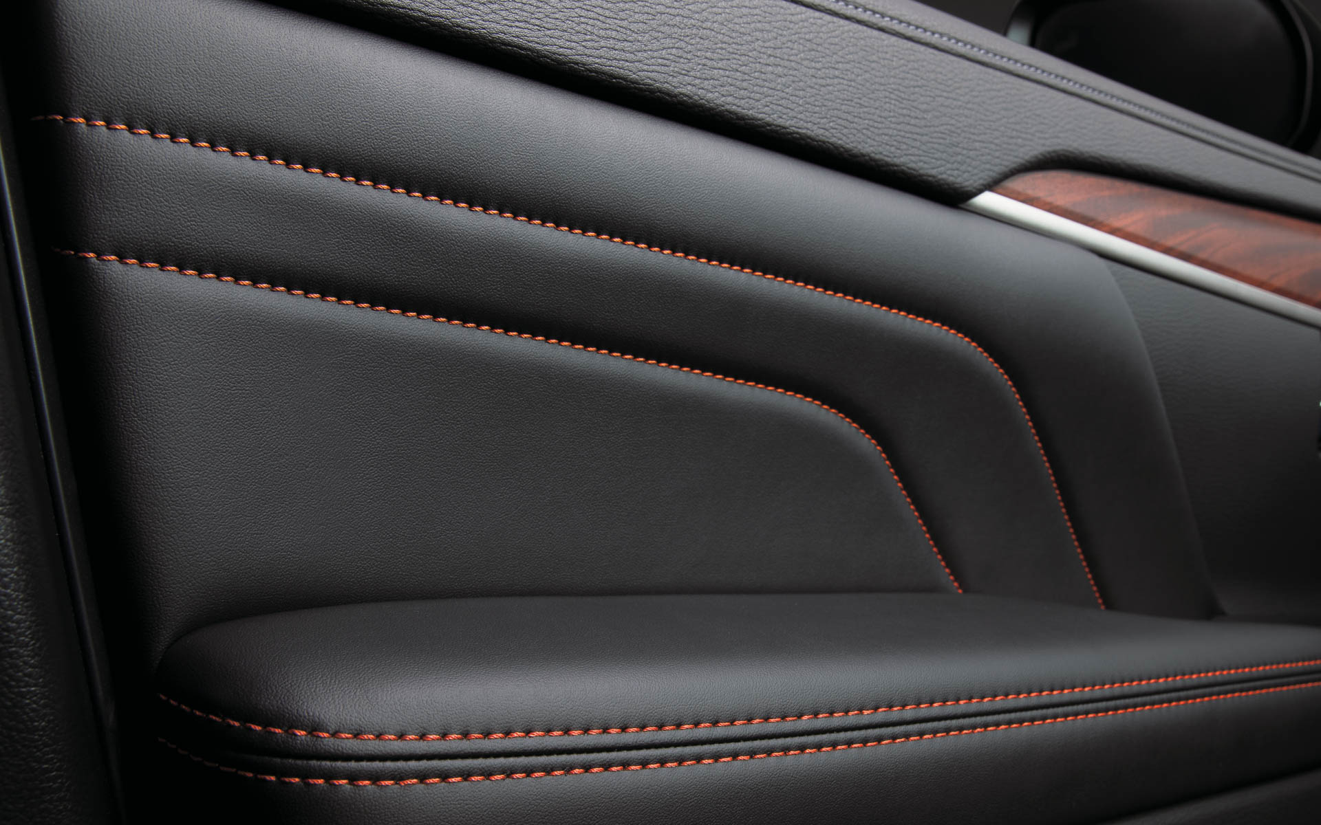 撥水機能を備えるスエード調人工皮革をシート表皮に採用し、ブラウンステッチが内装のアクセントカラーとして用いられている