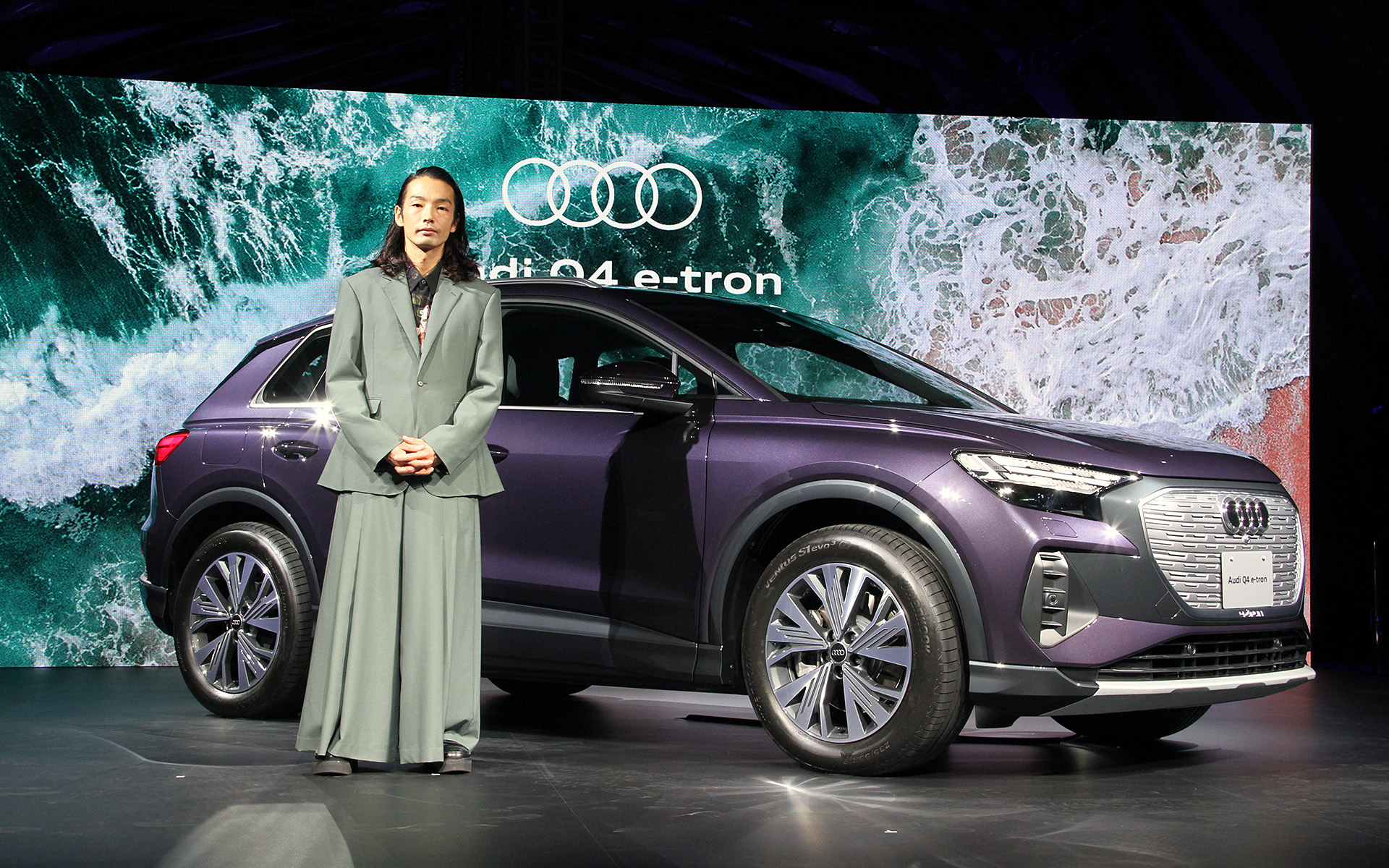 トークショーで俳優・ダンサーの森山未來さんは「車体はコンパクトにまとまっているのですが、室内、特に足下がすっきりと広々しているなと思いました」と、Q4 e-tronについての感想などを語った