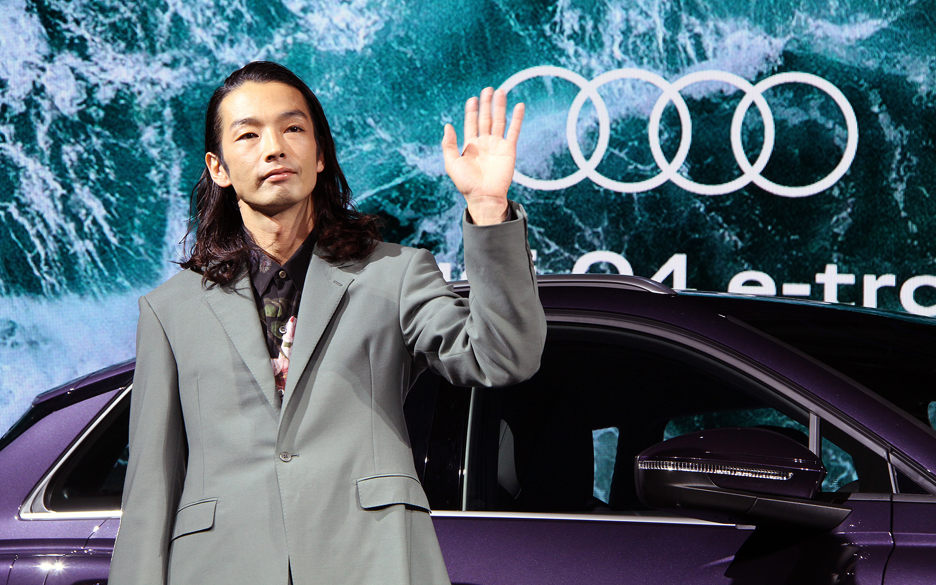 トークショーで俳優・ダンサーの森山未來さんは「車体はコンパクトにまとまっているのですが、室内、特に足下がすっきりと広々しているなと思いました」と、Q4 e-tronについての感想などを語った