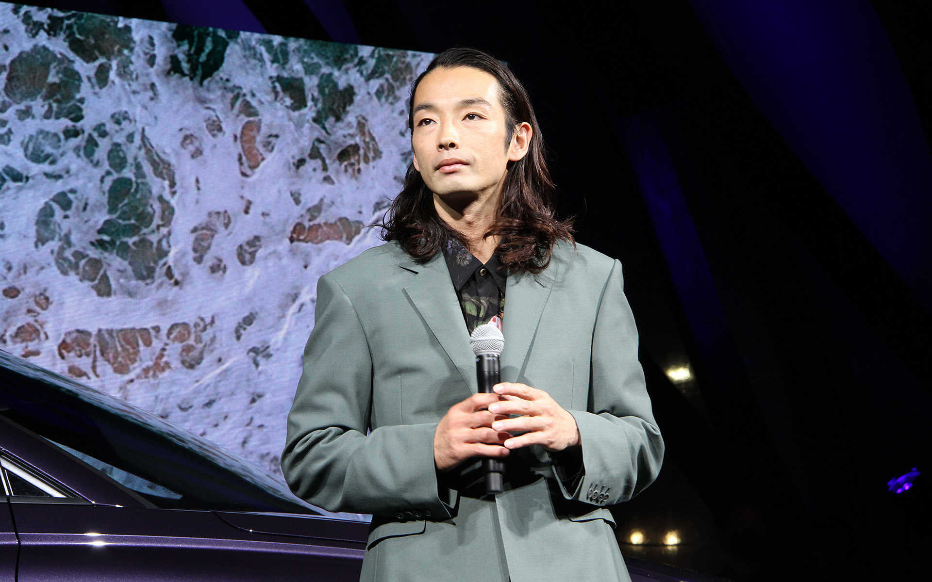 トークショーで俳優・ダンサーの森山未來さんは「車体はコンパクトにまとまっているのですが、室内、特に足下がすっきりと広々しているなと思いました」と、Q4 e-tronについての感想などを語った