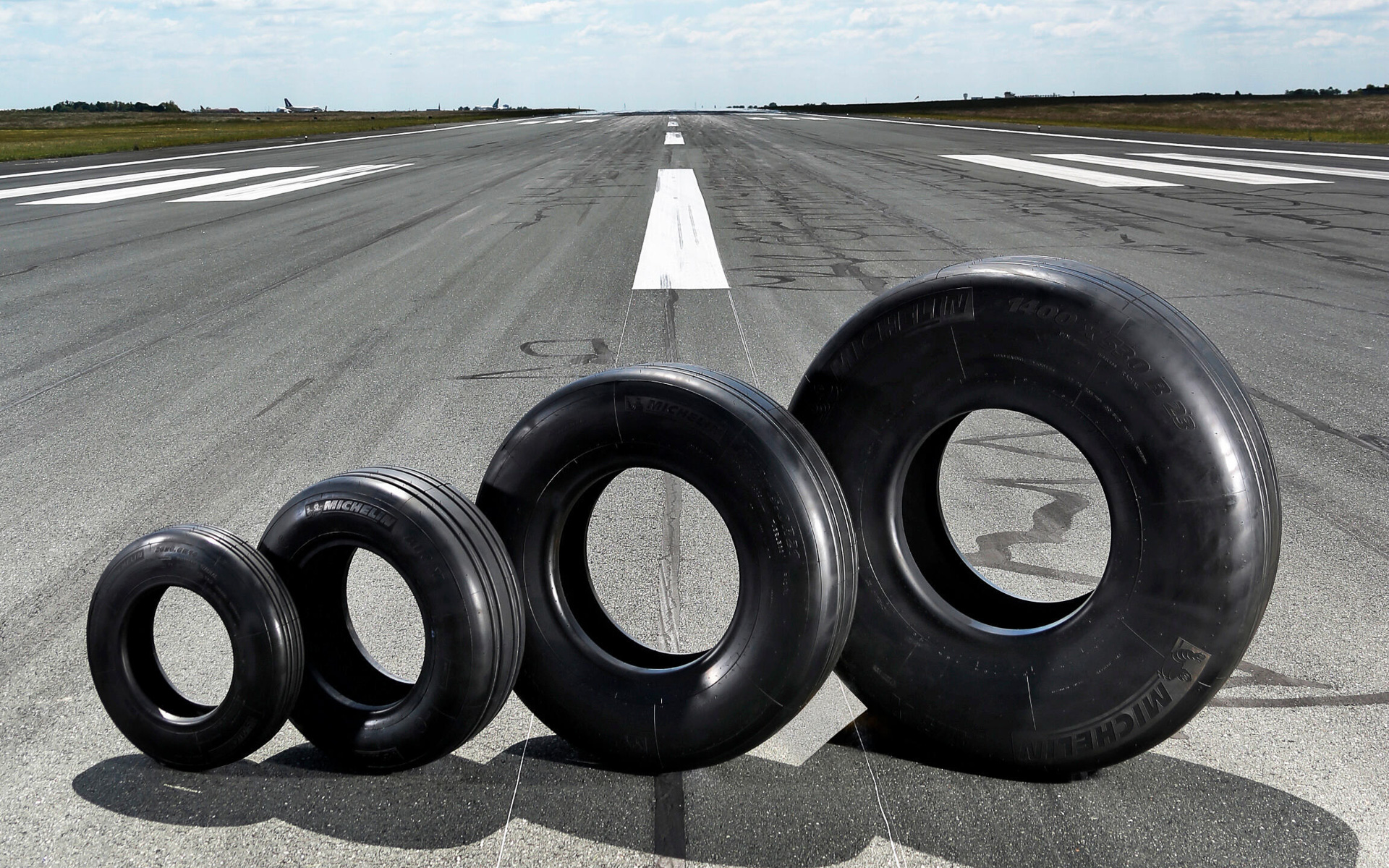 ミシュランはJALが新規導入する旅客機「A350-1000」の5年間の独占タイヤサプライヤーとして契約